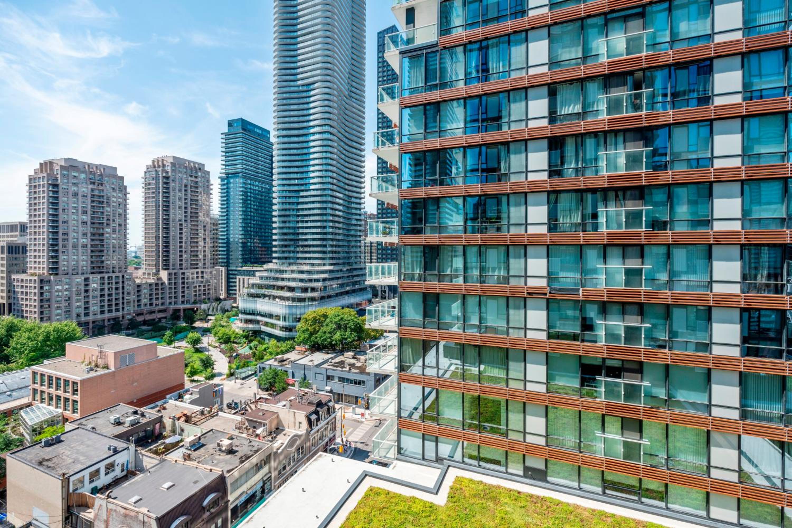 Bright 1BD & Den in Downtown Toronto