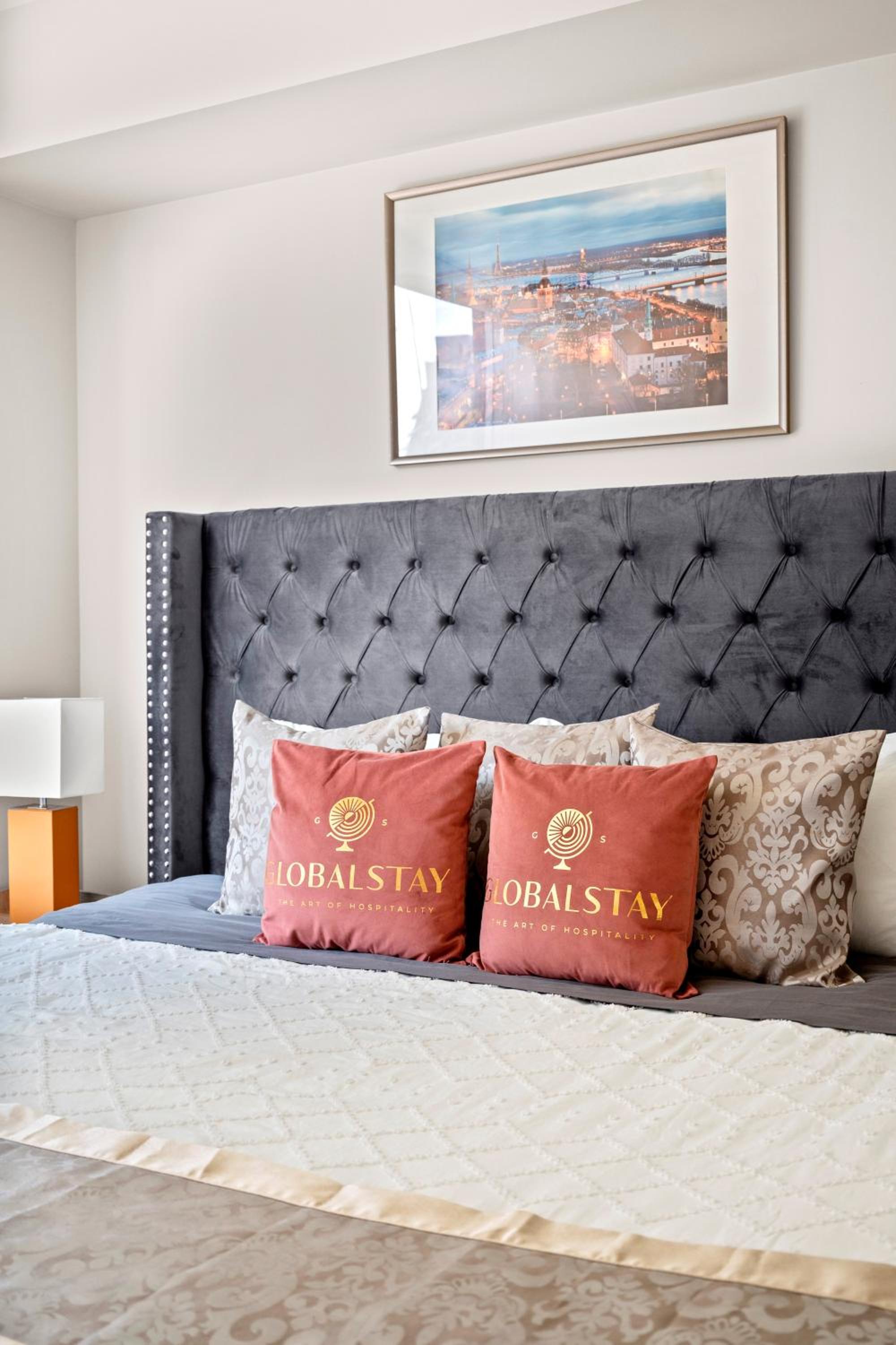 Bright 1BD & Den in Downtown Toronto