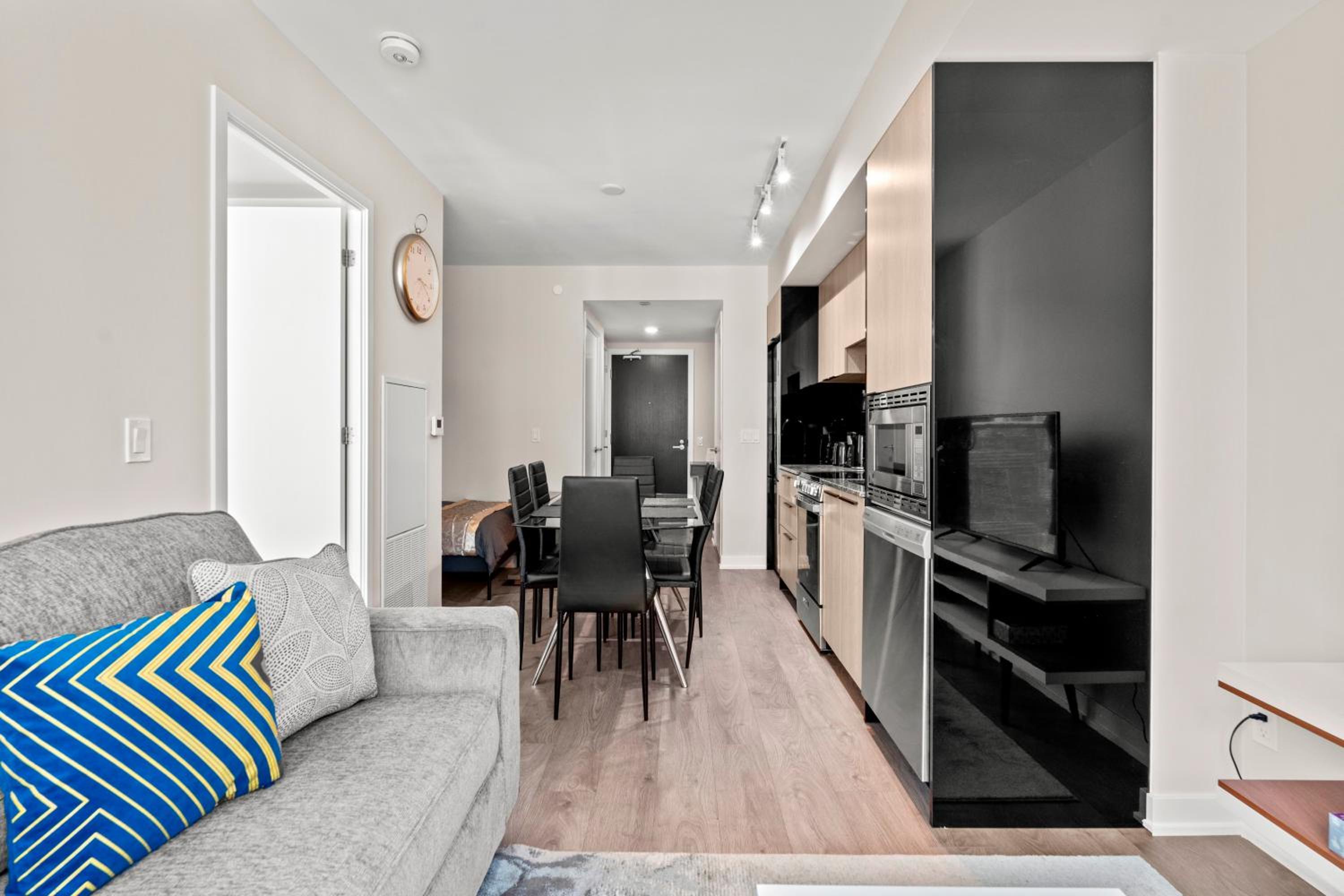 Bright 1BD & Den in Downtown Toronto