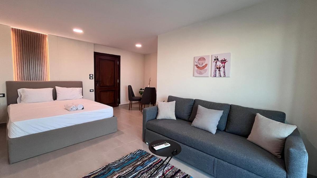 Pyramidia Serene with Rooftop, Pool & pyramids view