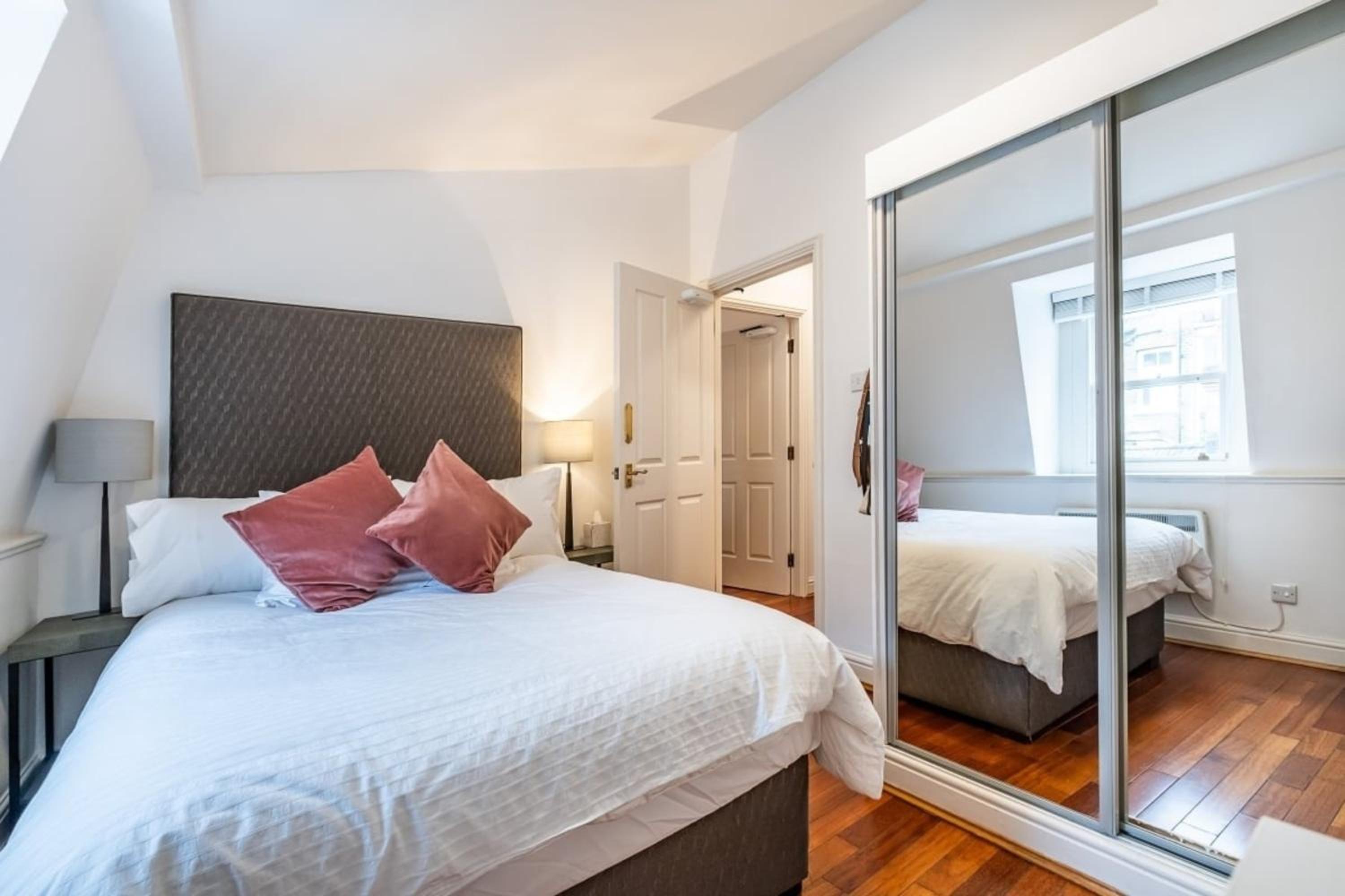 1300ft Fitzrovia Soho 2B2B by Tottenham Court Road Station Elizabeth line & Oxford Street