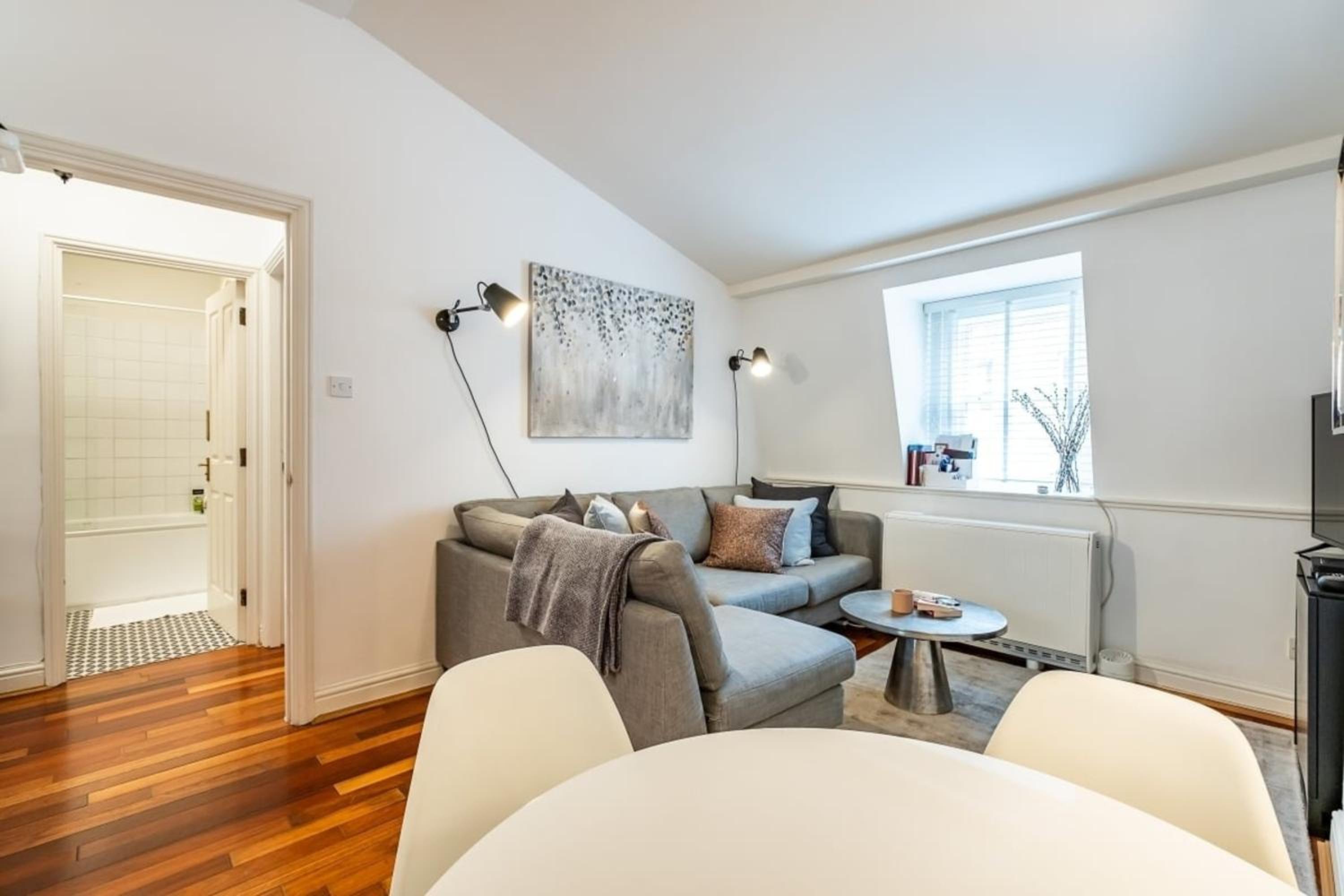 1300ft Fitzrovia Soho 2B2B by Tottenham Court Road Station Elizabeth line & Oxford Street