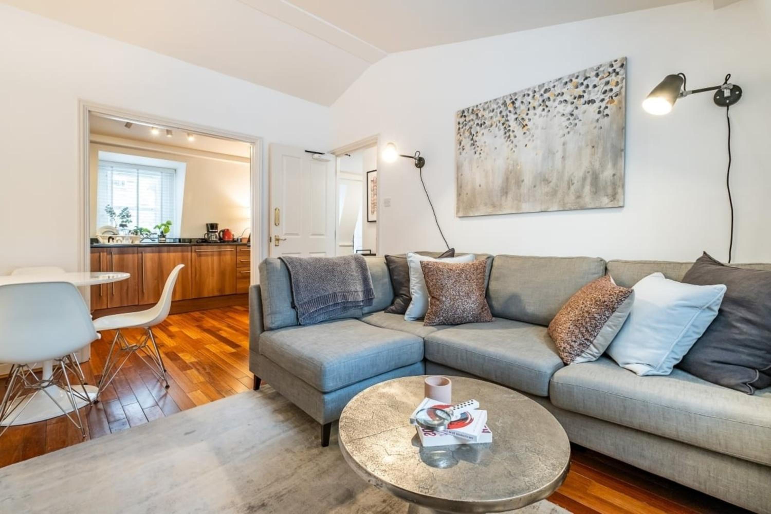 1300ft Fitzrovia Soho 2B2B by Tottenham Court Road Station Elizabeth line & Oxford Street