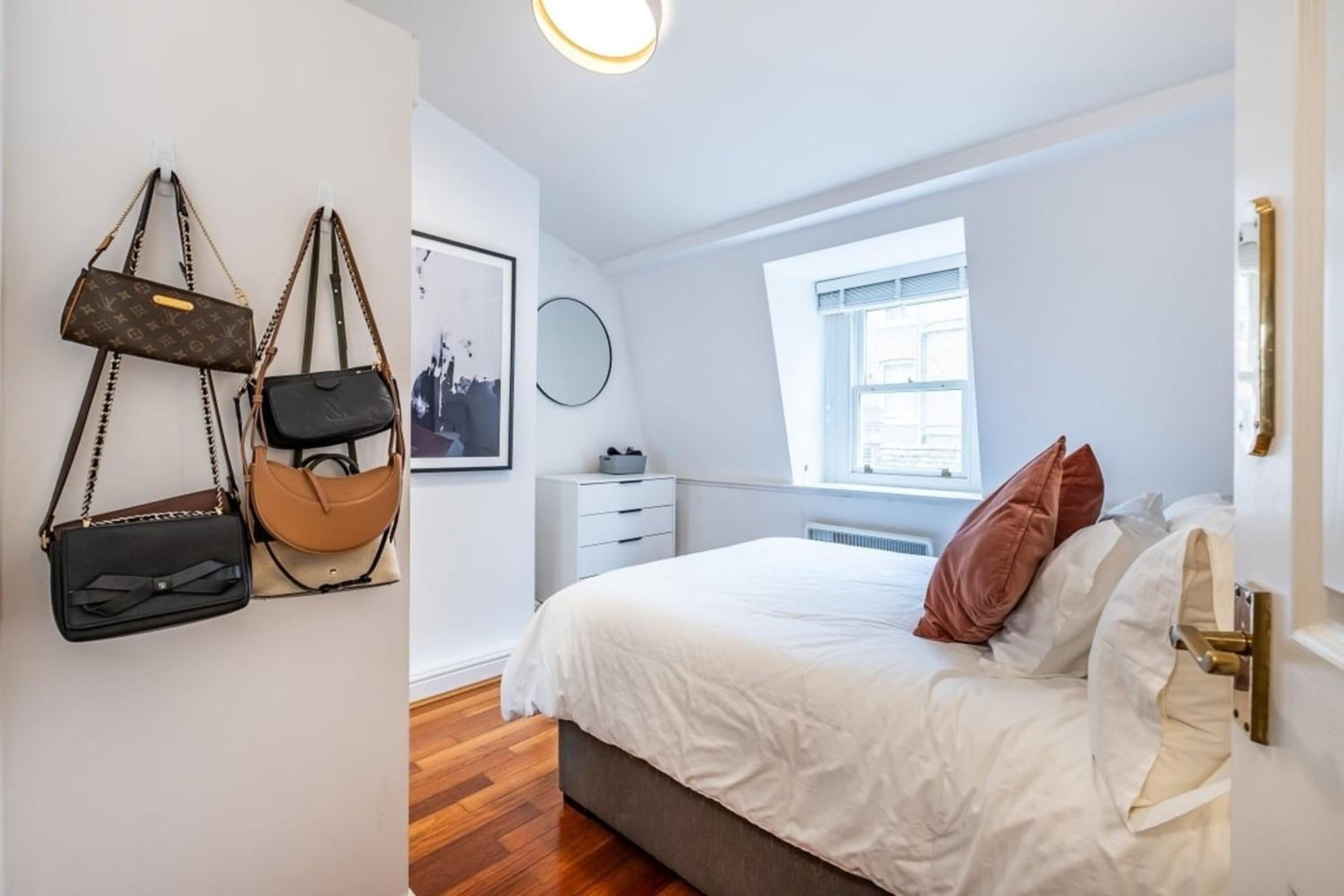 1300ft Fitzrovia Soho 2B2B by Tottenham Court Road Station Elizabeth line & Oxford Street