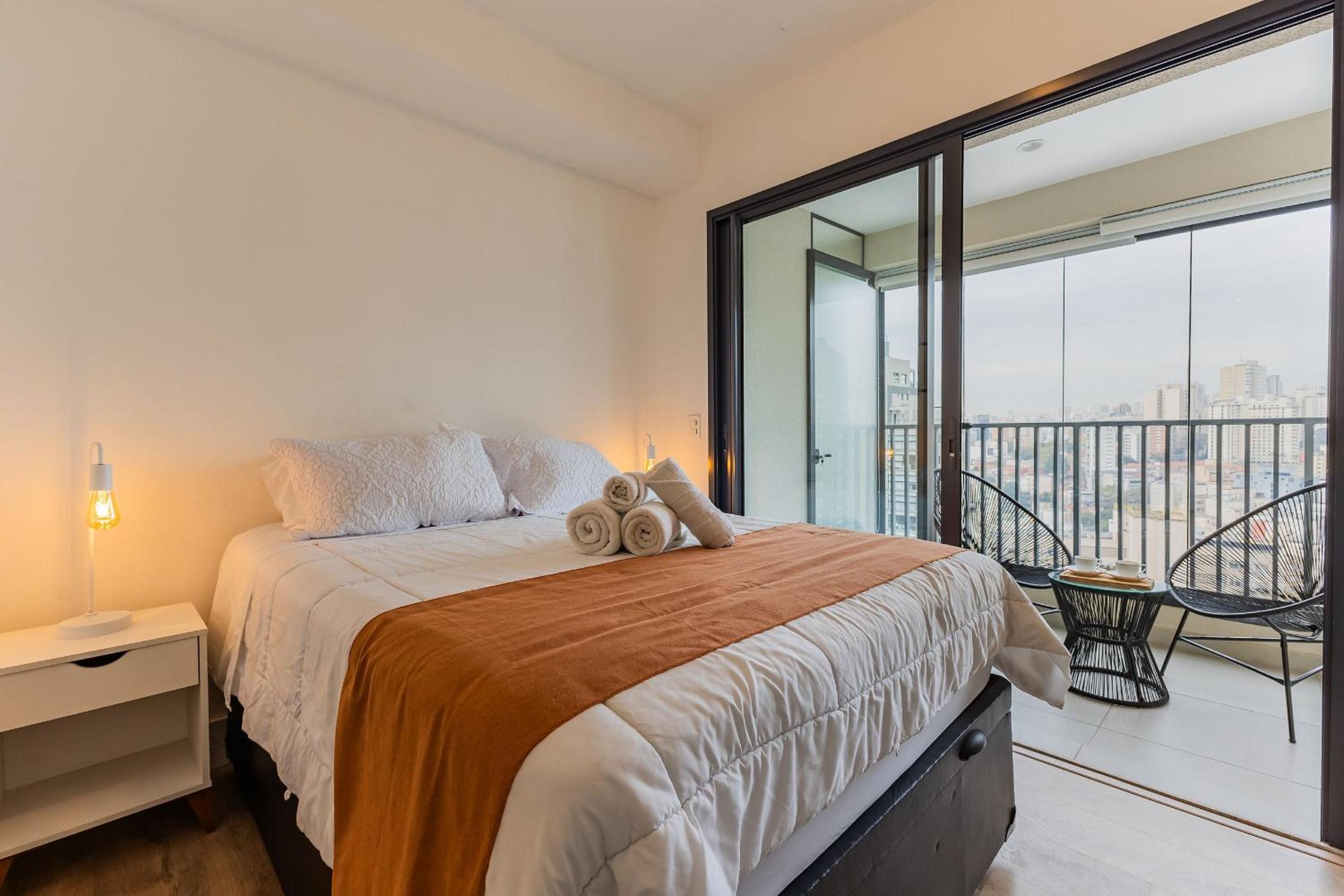 Studio com coworking, piscina e vista da cidade