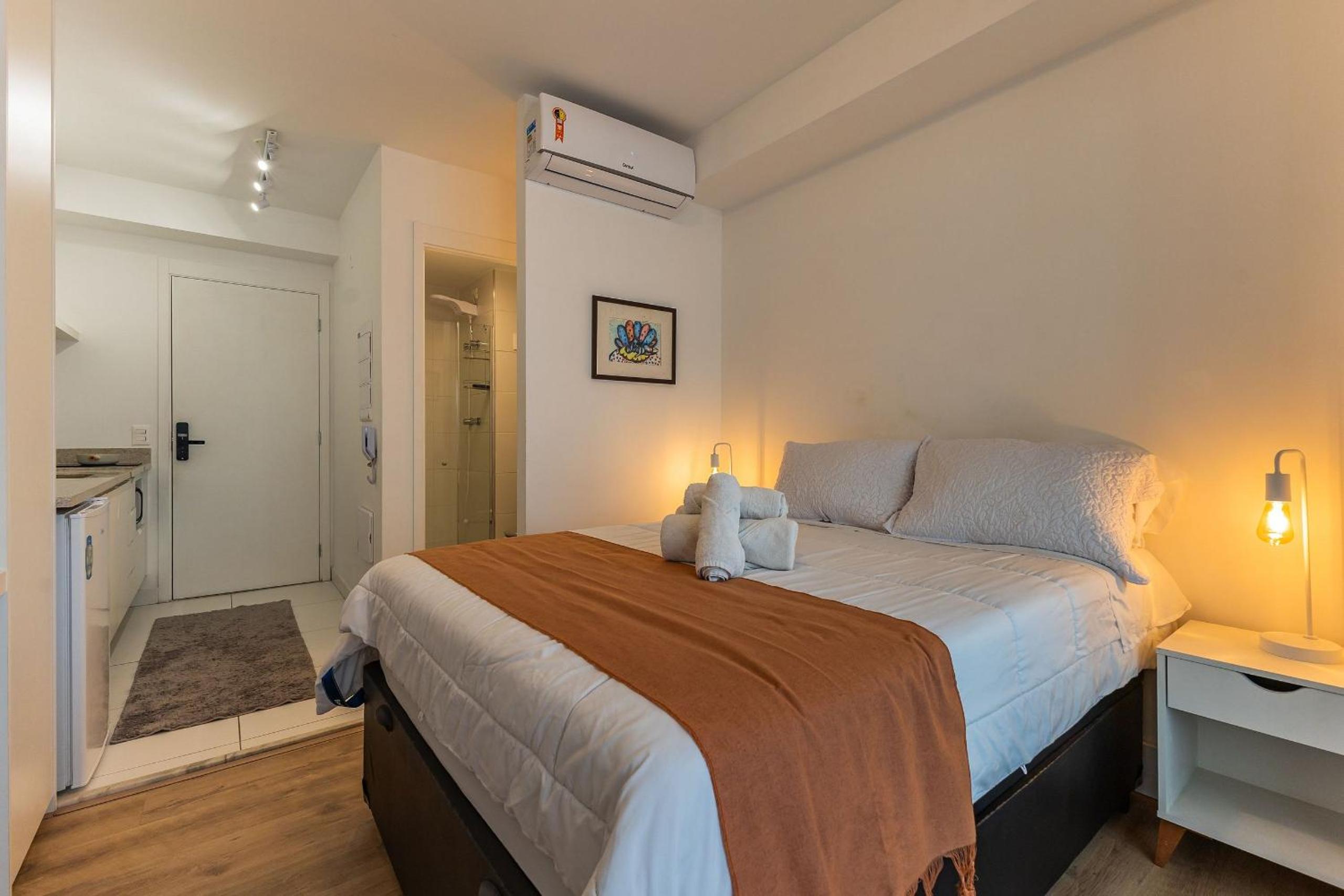 Studio com coworking, piscina e vista da cidade