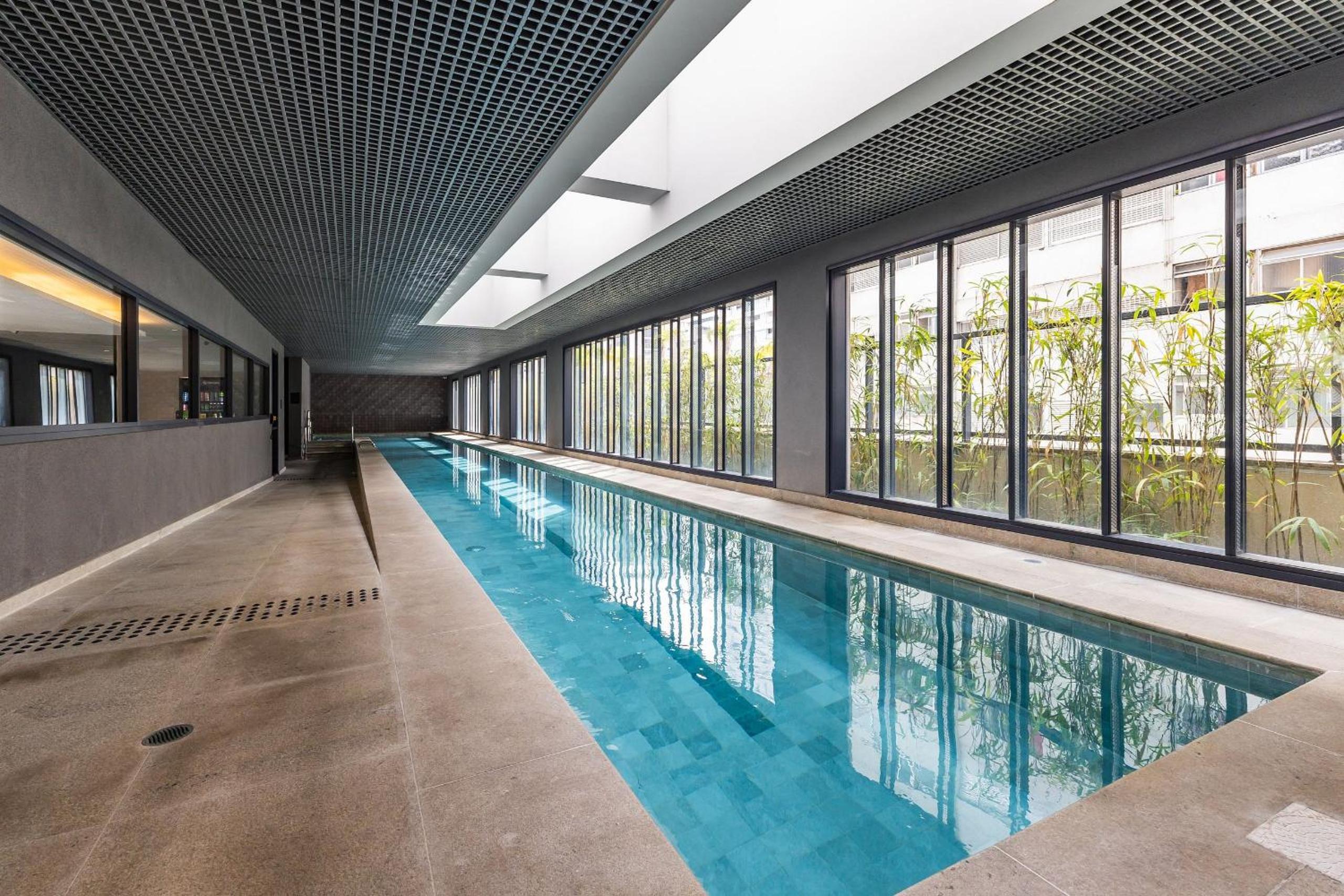 Studio com coworking, piscina e vista da cidade