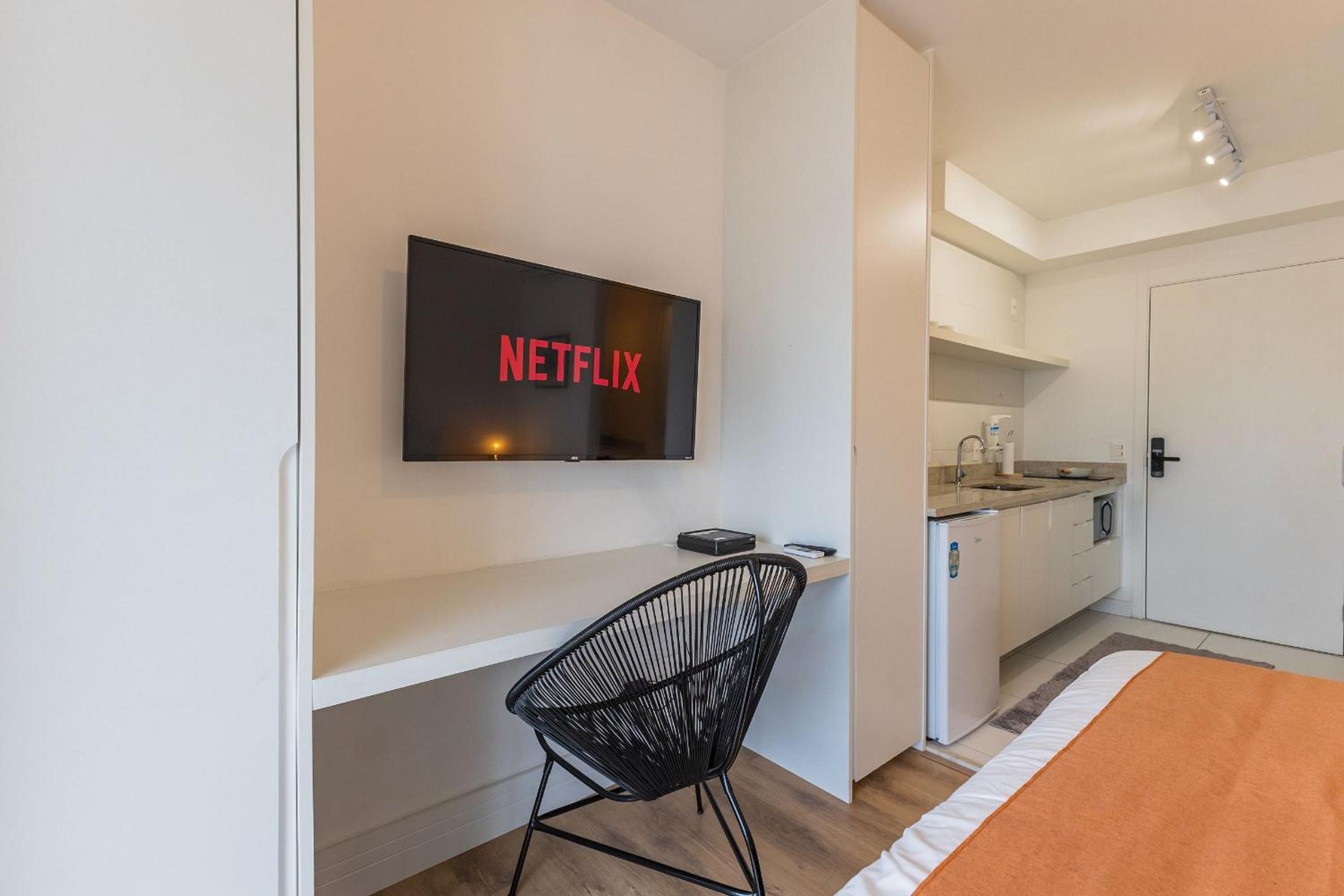 Studio com coworking, piscina e vista da cidade