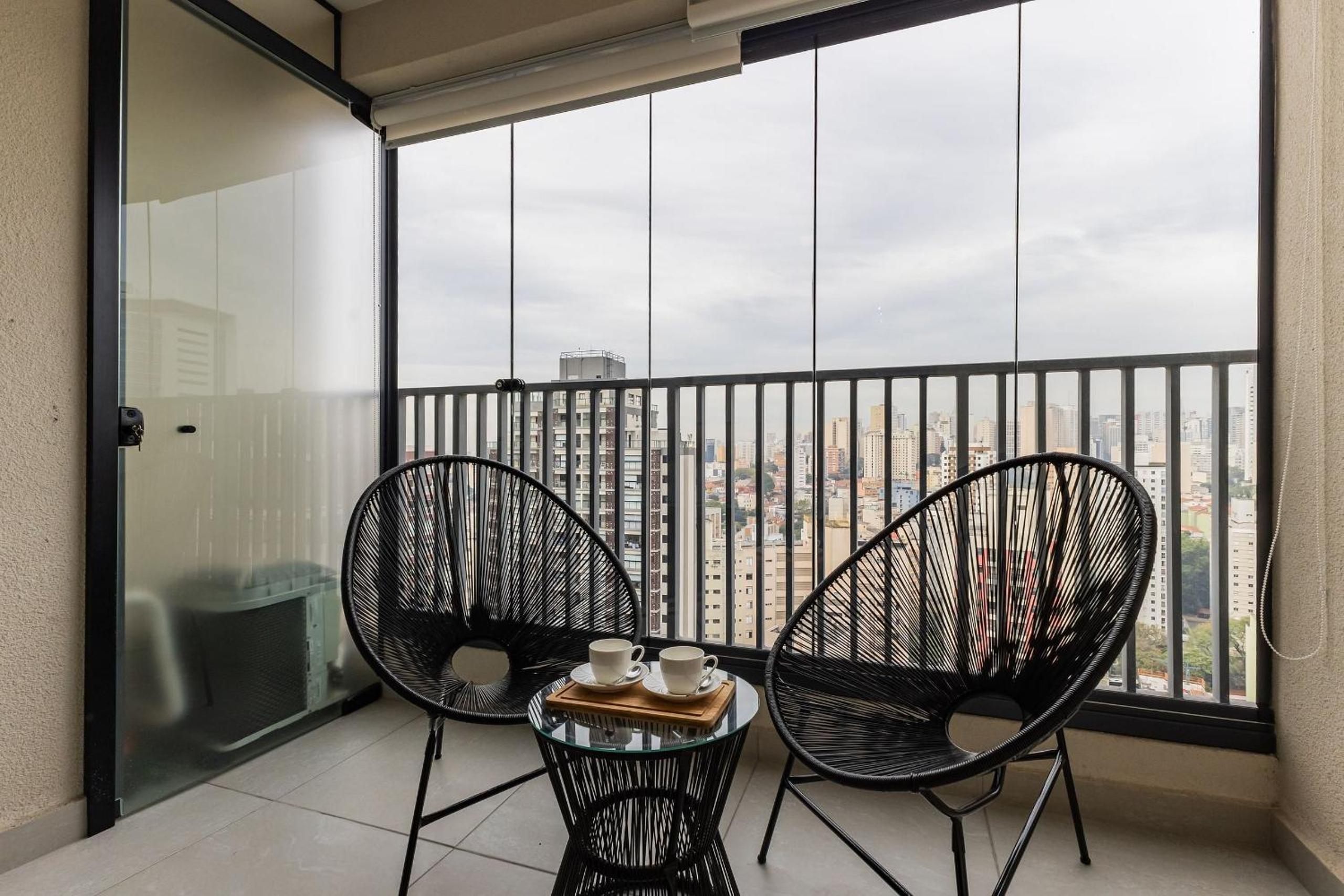 Studio com coworking, piscina e vista da cidade
