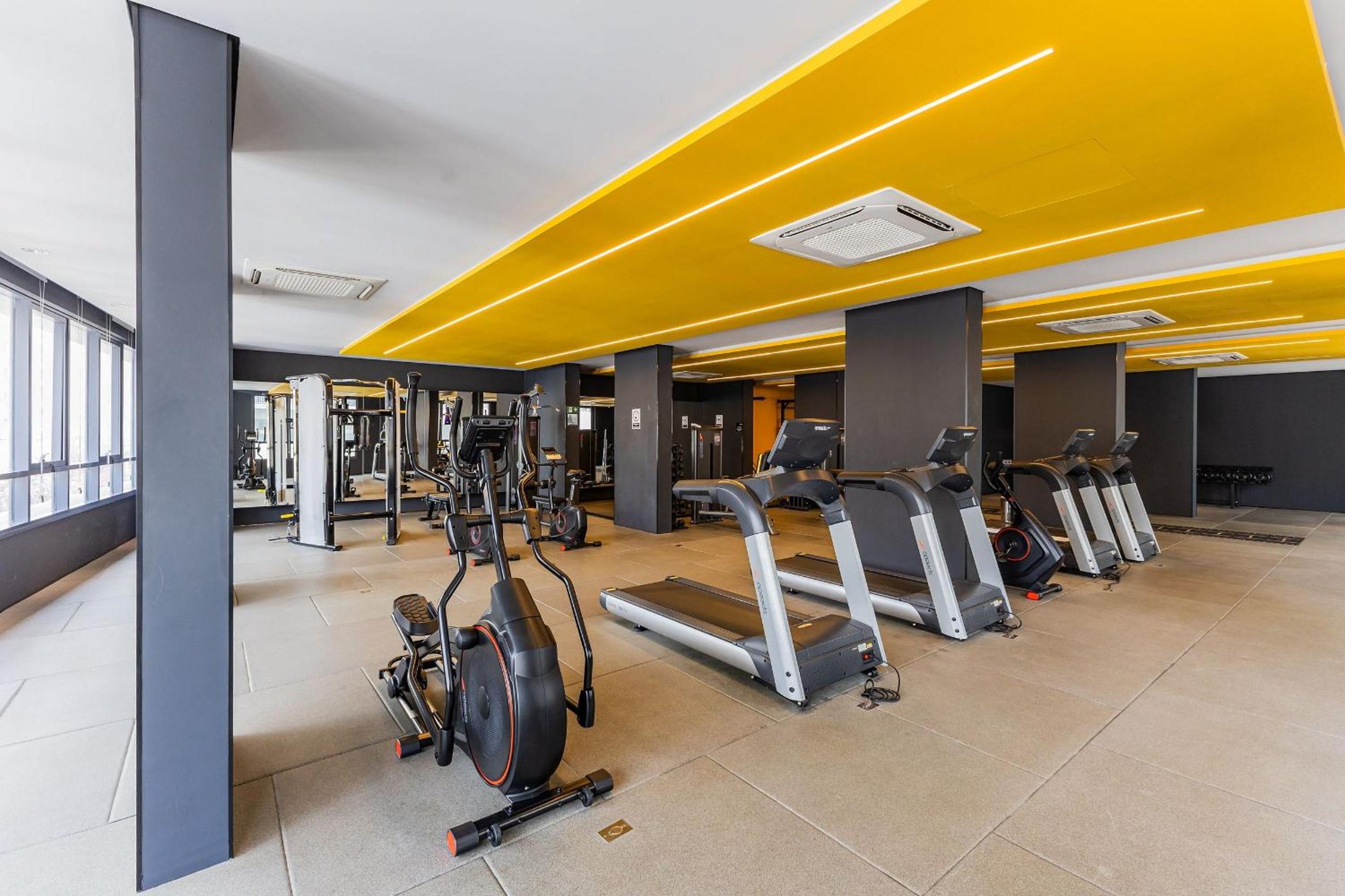Studio com coworking, piscina e vista da cidade
