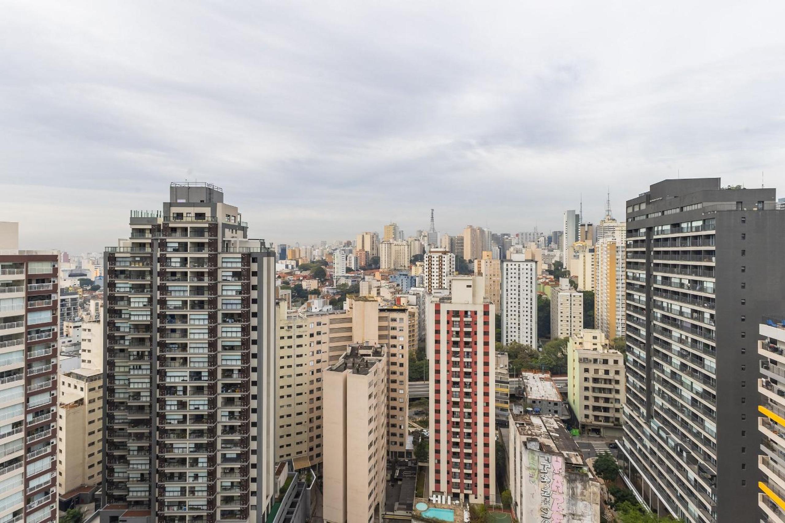 Studio com coworking, piscina e vista da cidade