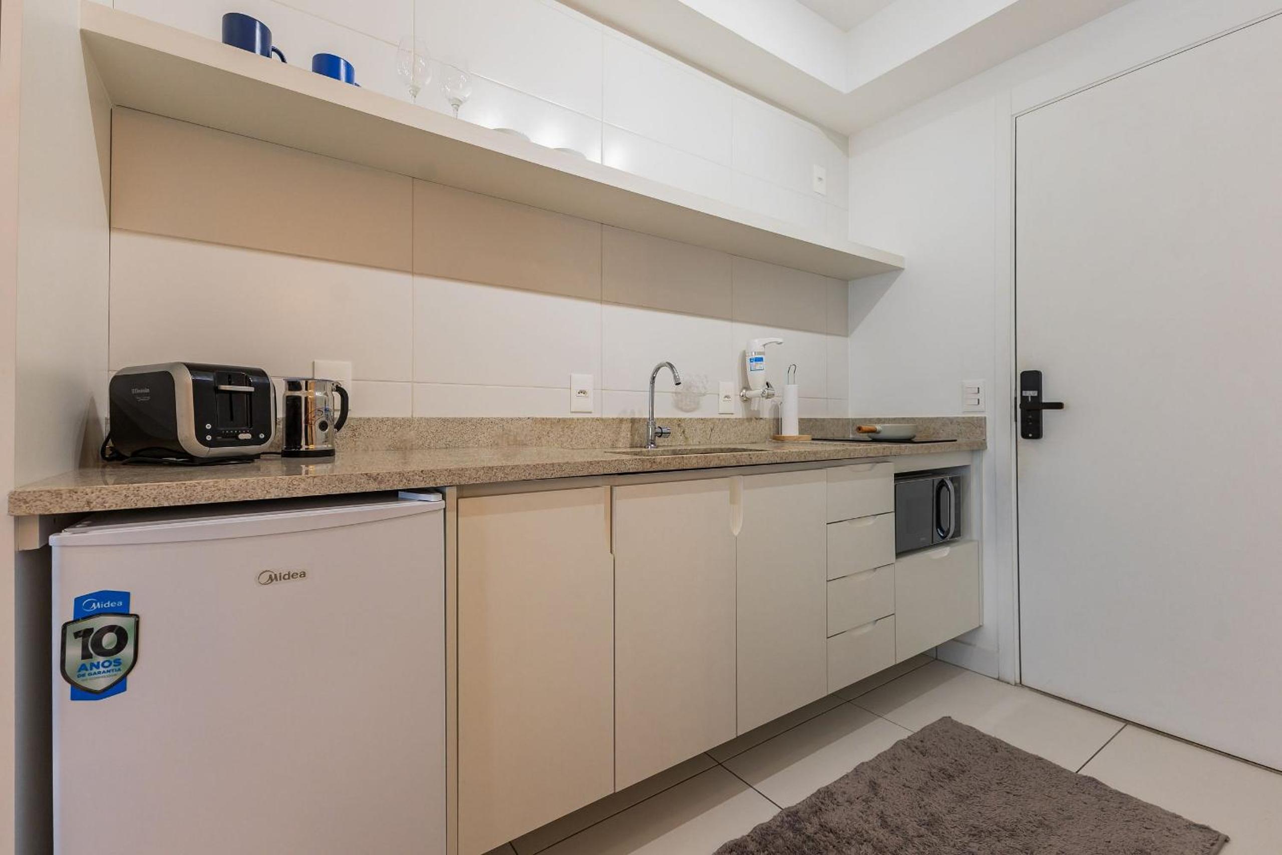 Studio com coworking, piscina e vista da cidade