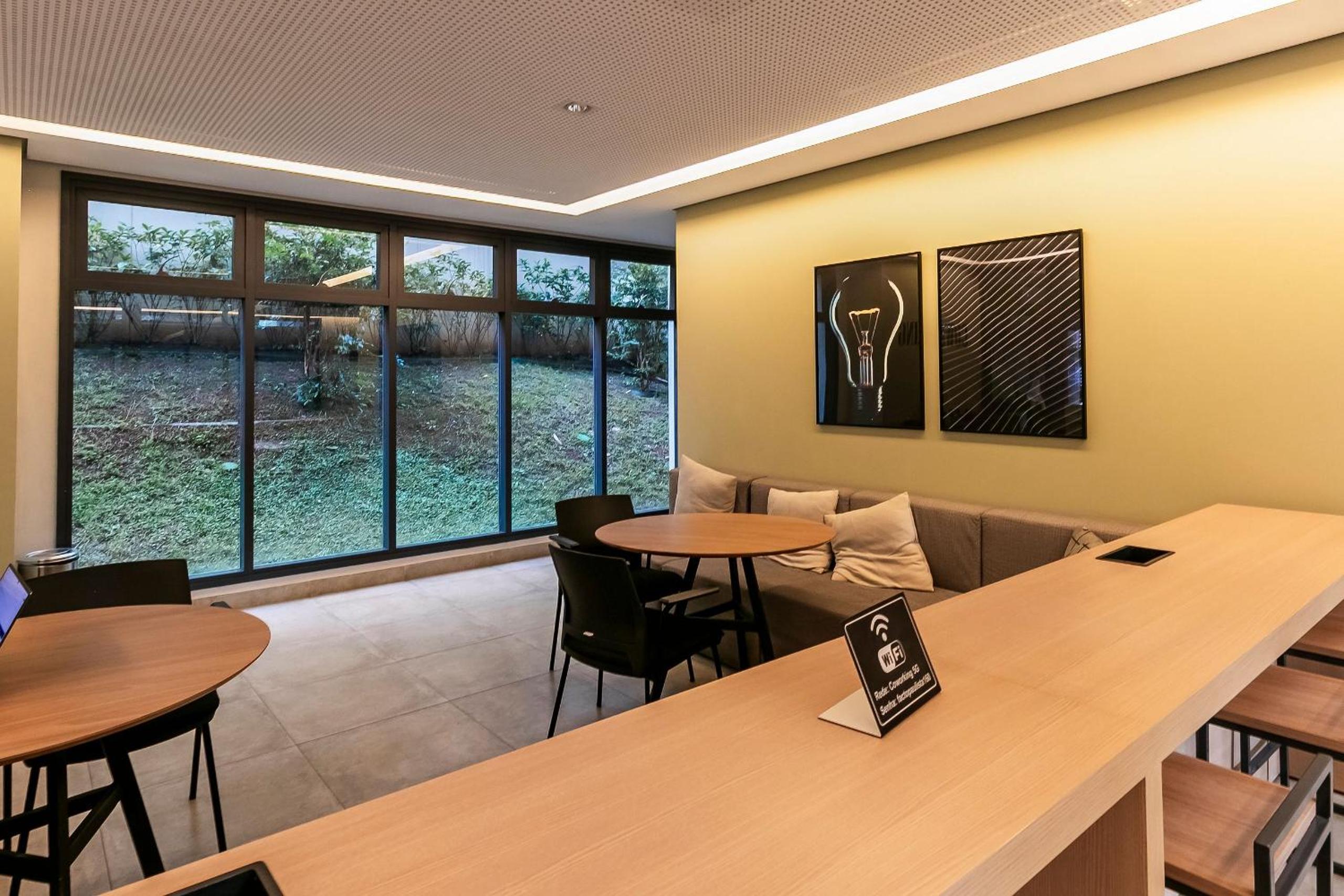 Studio com coworking, piscina e vista da cidade
