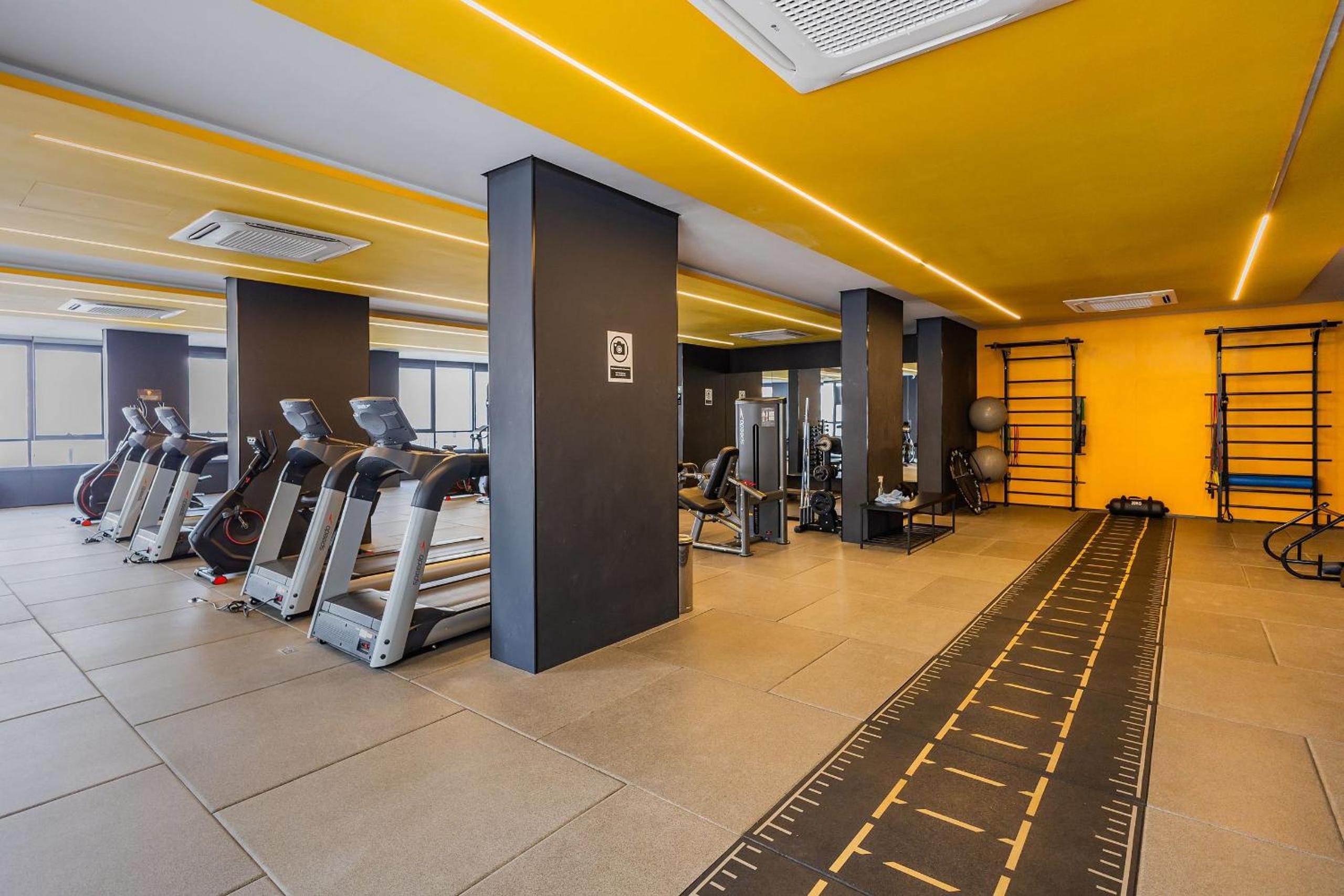 Studio com coworking, piscina e vista da cidade