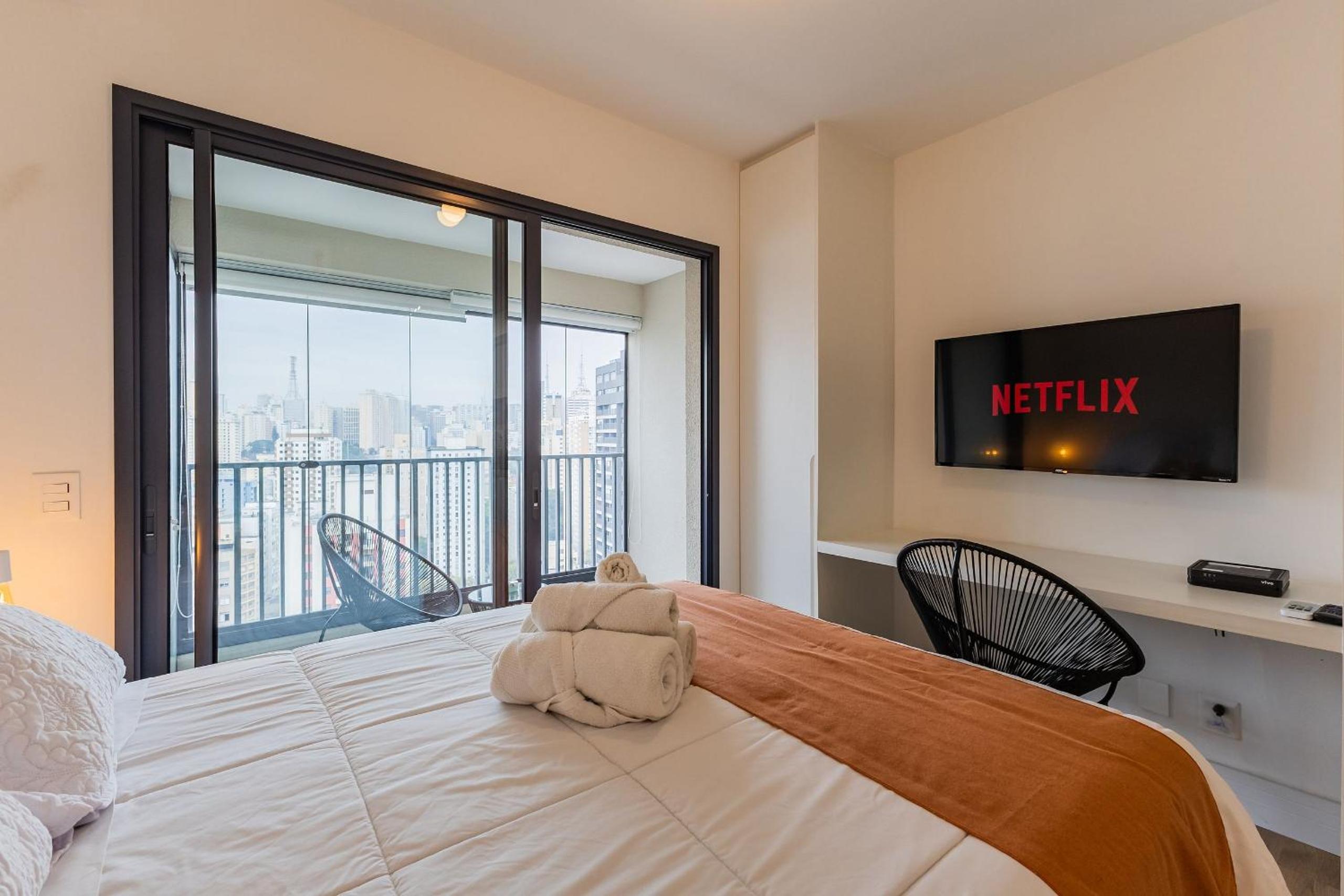 Studio com coworking, piscina e vista da cidade