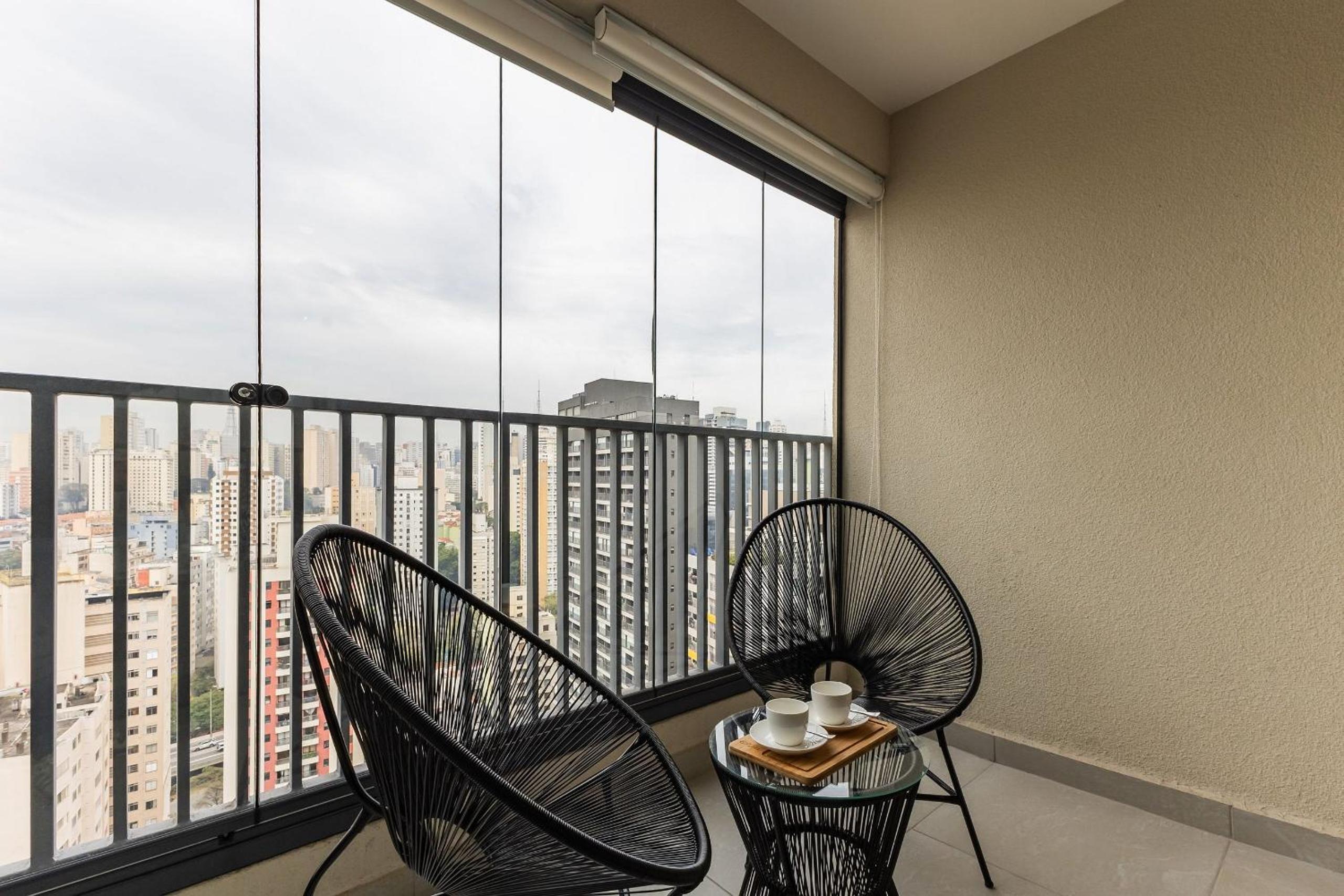 Studio com coworking, piscina e vista da cidade