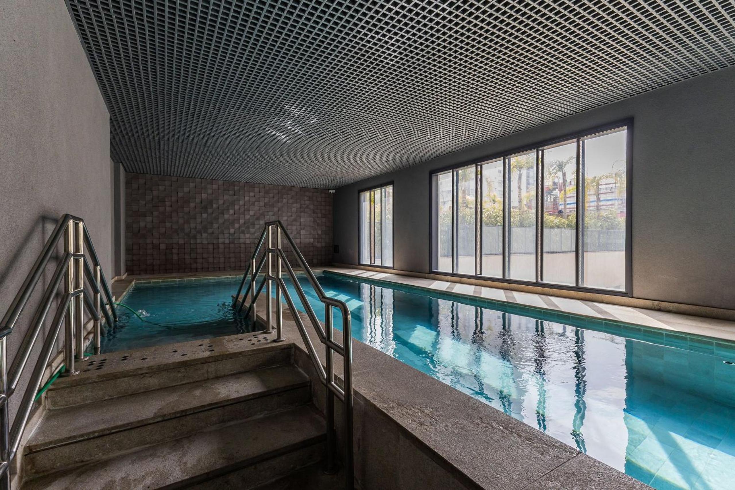 Studio com coworking, piscina e vista da cidade
