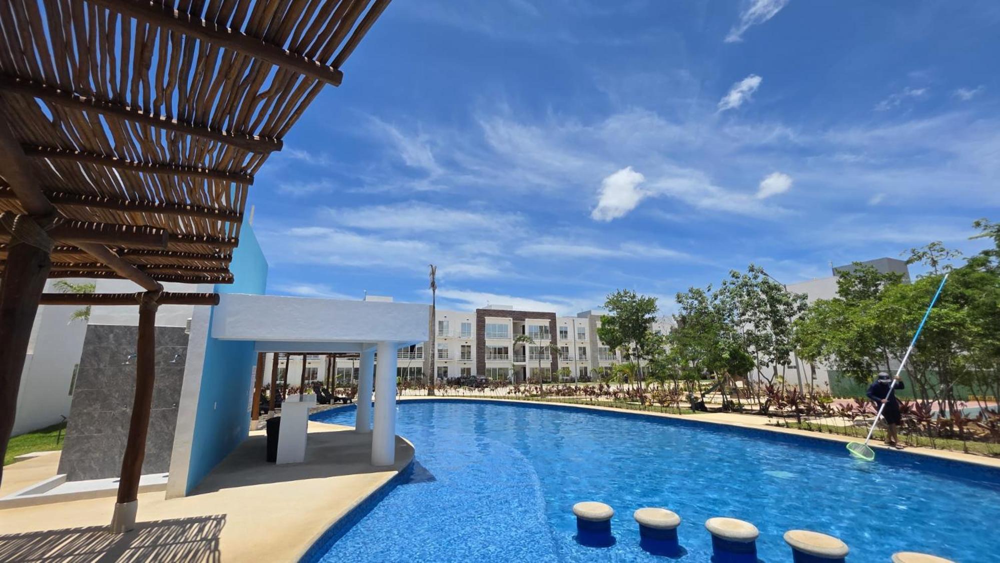 New Casa Flores in Polígono Sur with pool