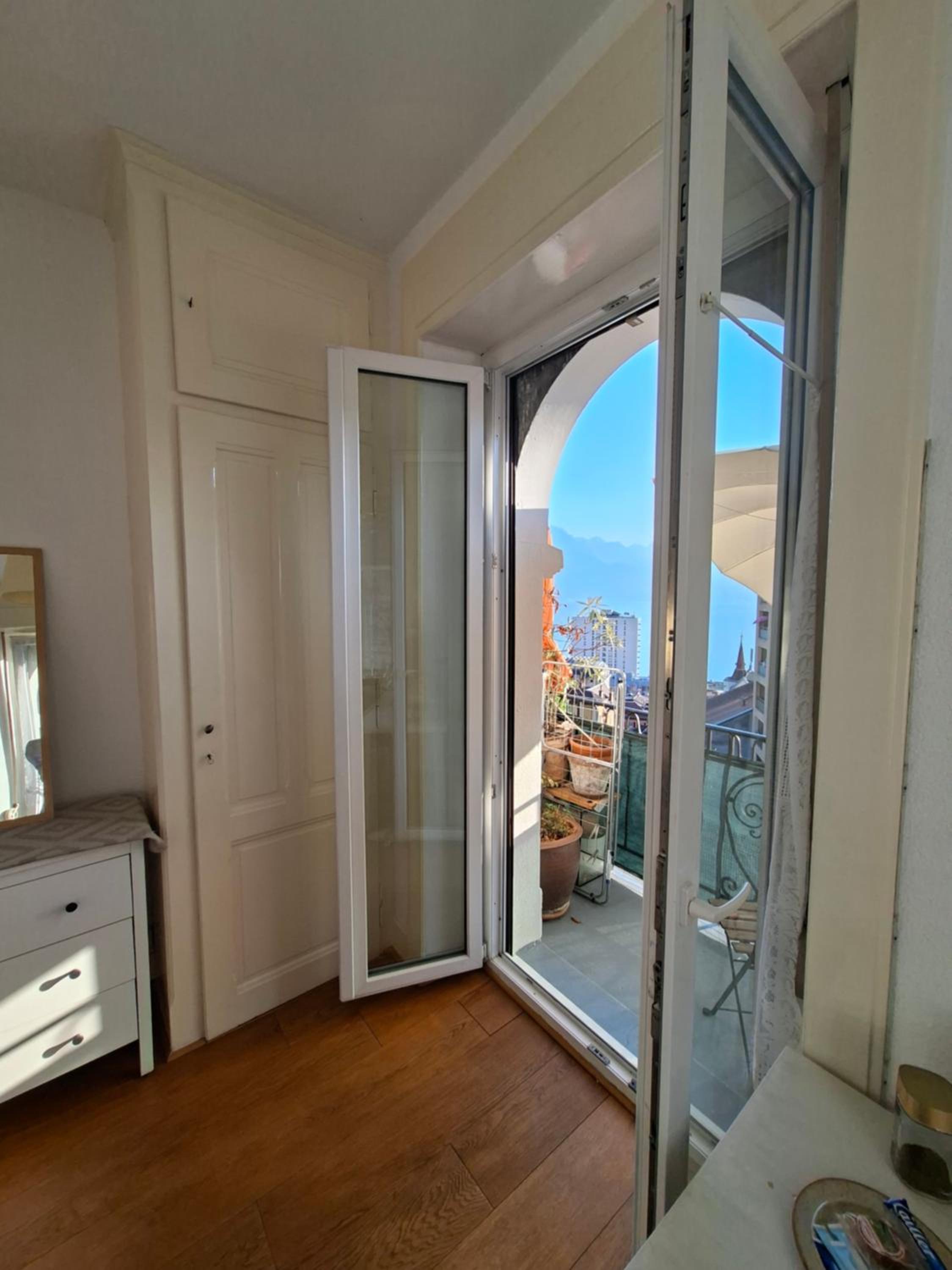 Room with splendid lake view in Montreux city center