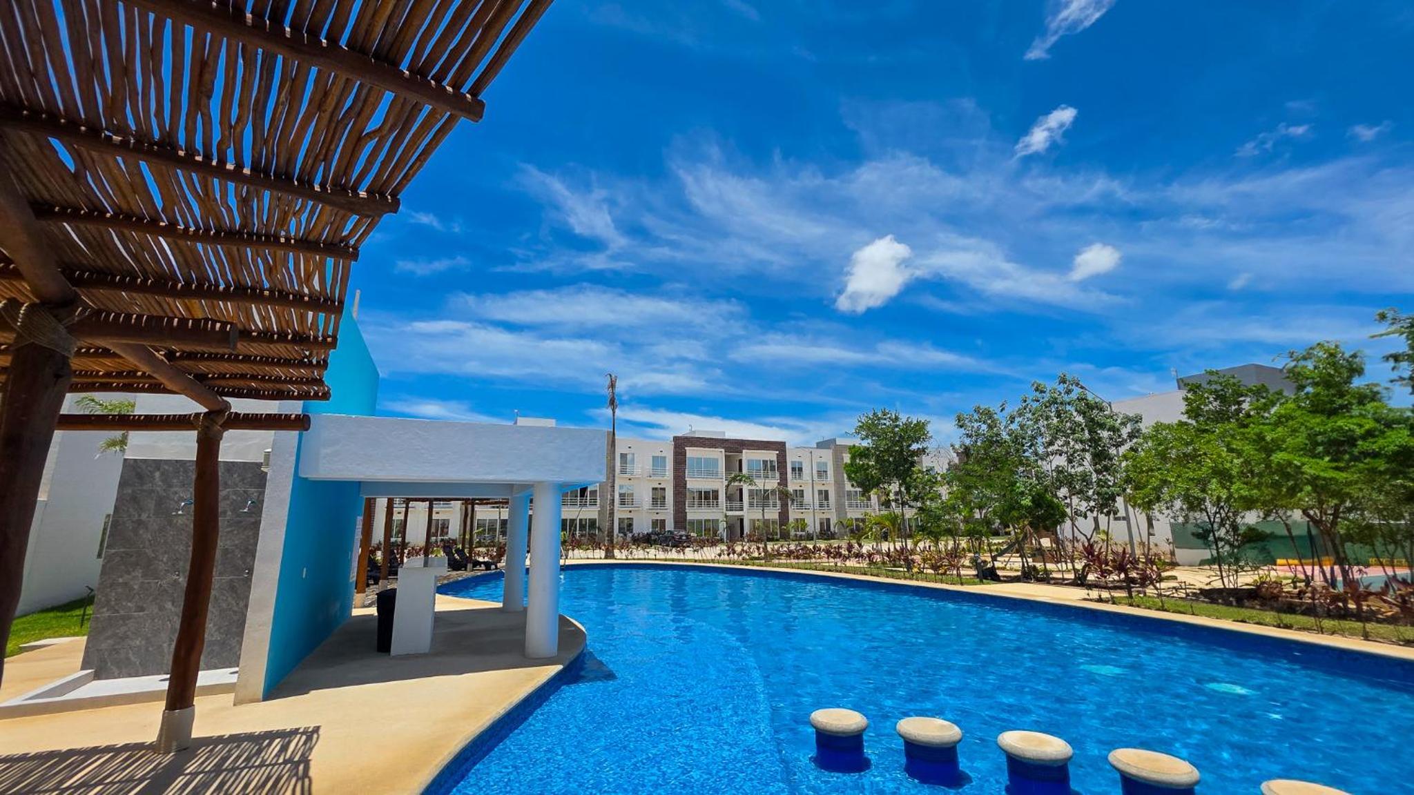 New Casa Flores in Polígono Sur with pool