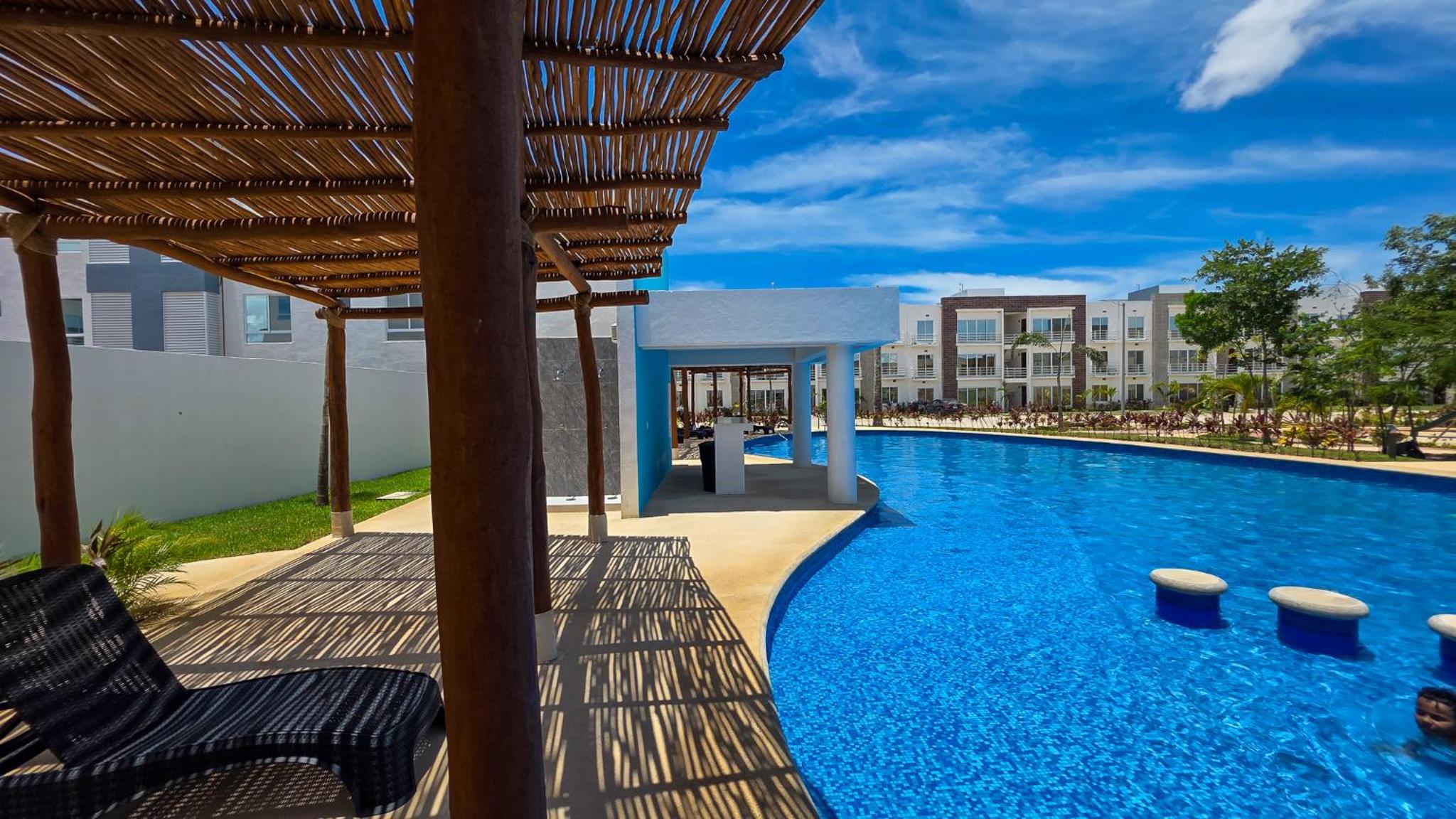 New Casa Flores in Polígono Sur with pool