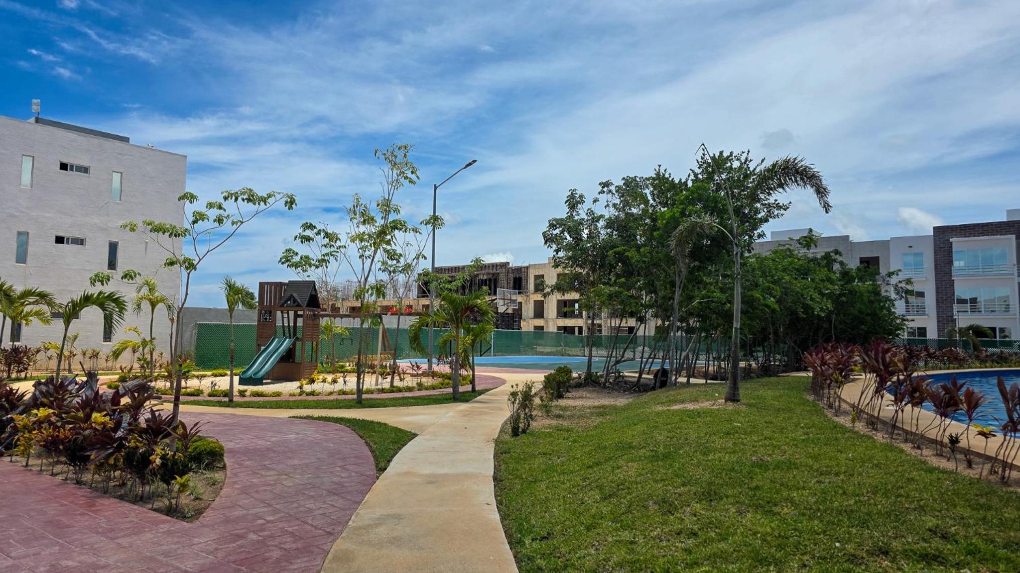 New Casa Flores in Polígono Sur with pool