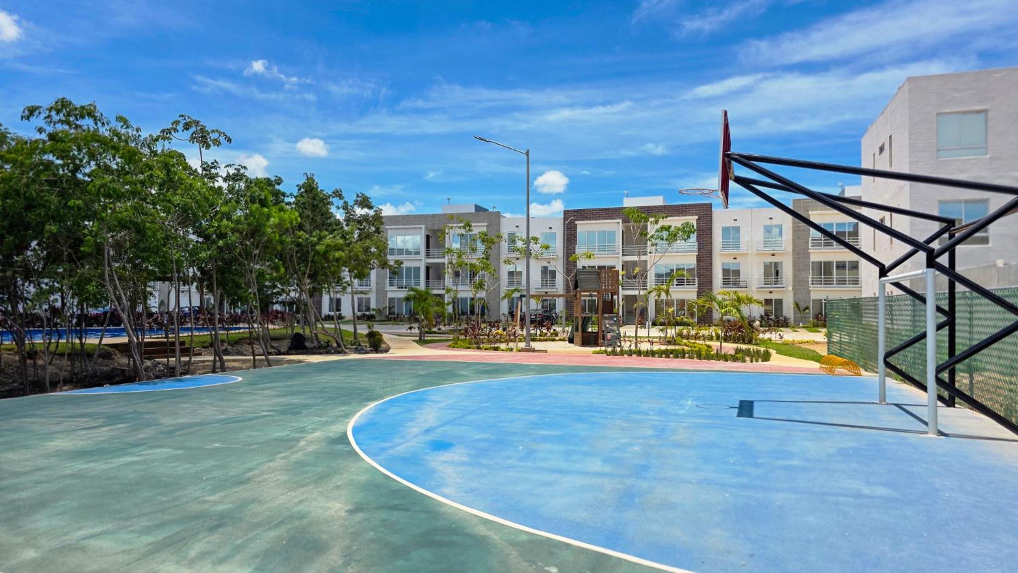 New Casa Flores in Polígono Sur with pool