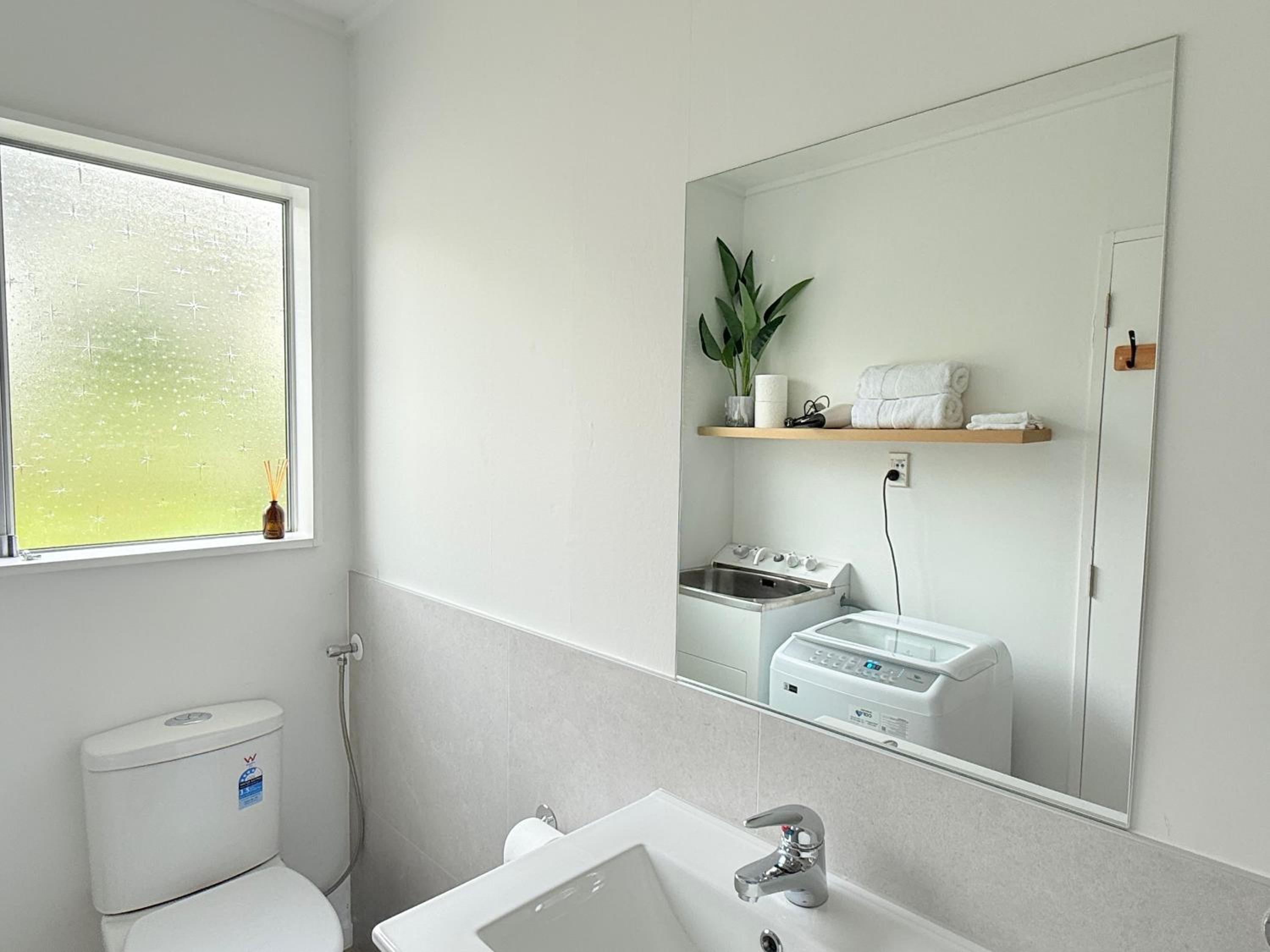 Renovated Entire 2BR Flat, Comfort, Scenic Views, Free Parking & 10 min to Ferry