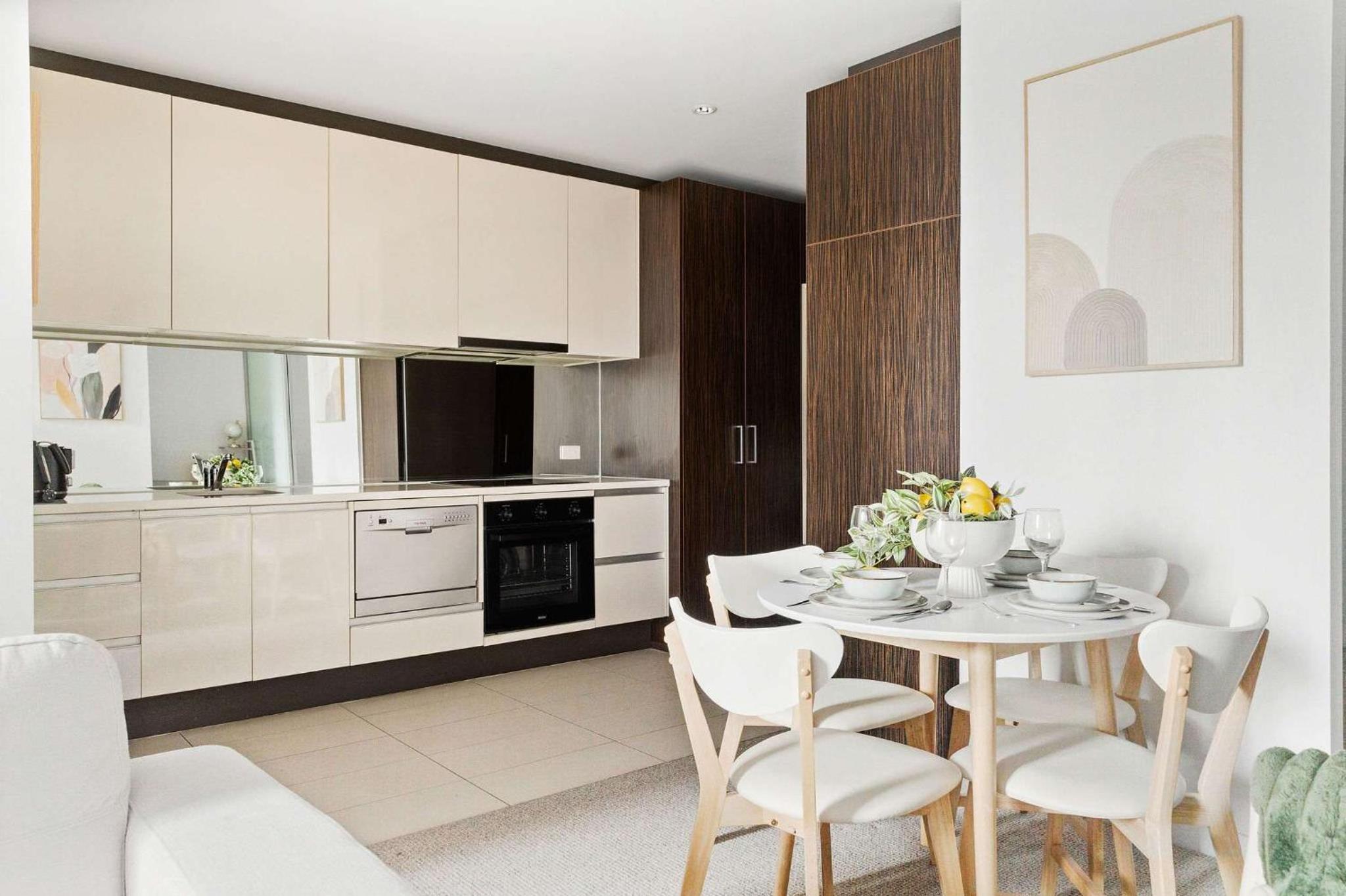 A Plush 2BR Apt Next to Southern Cross Station