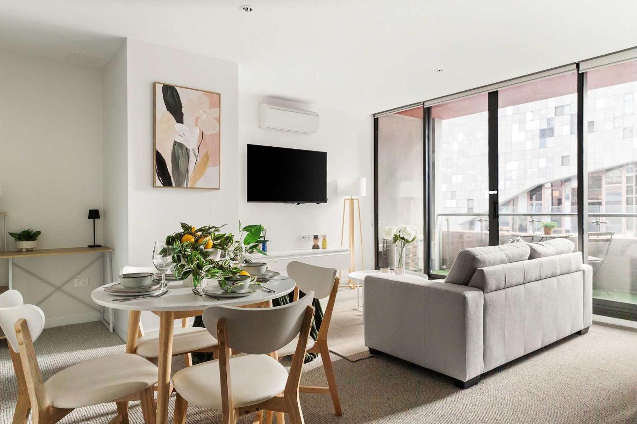 A Plush 2BR Apt Next to Southern Cross Station