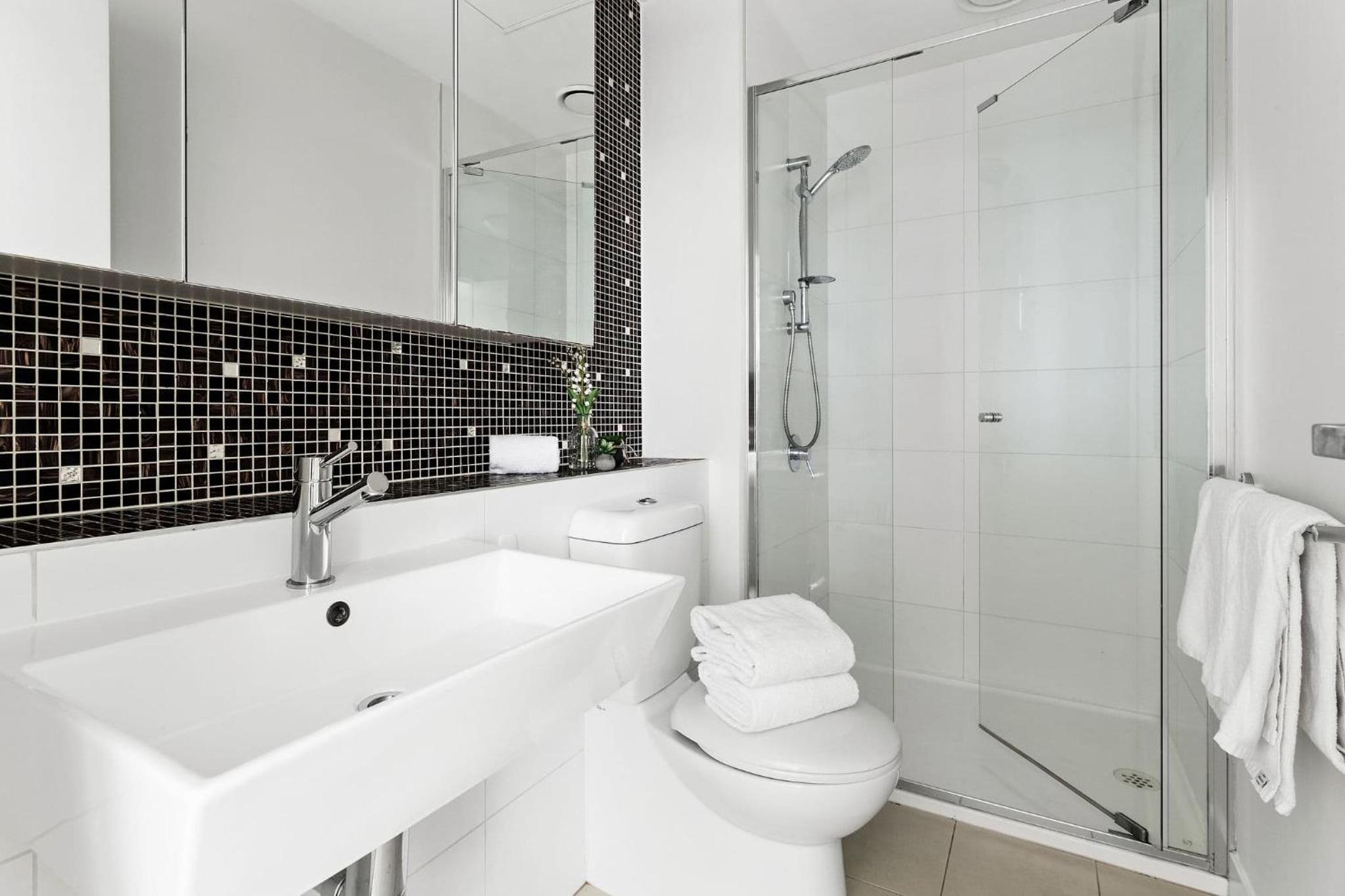 A Plush 2BR Apt Next to Southern Cross Station