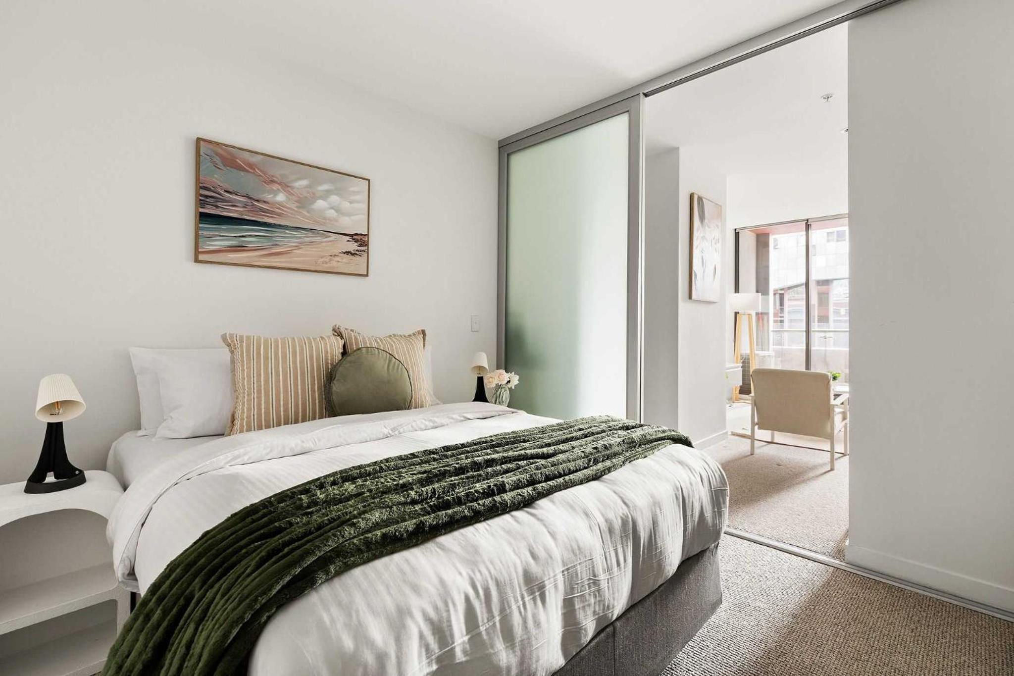 A Plush 2BR Apt Next to Southern Cross Station