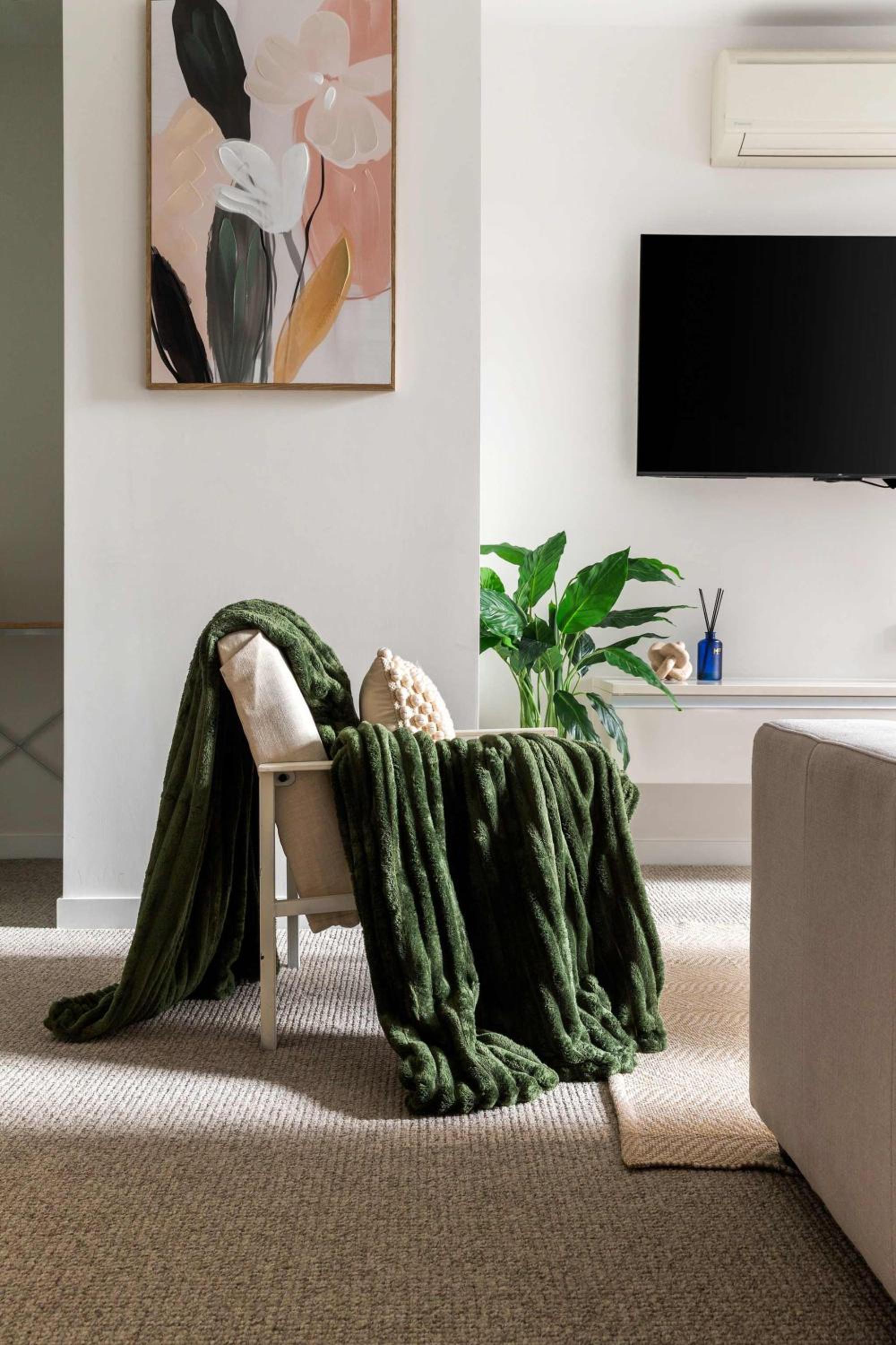 A Plush 2BR Apt Next to Southern Cross Station