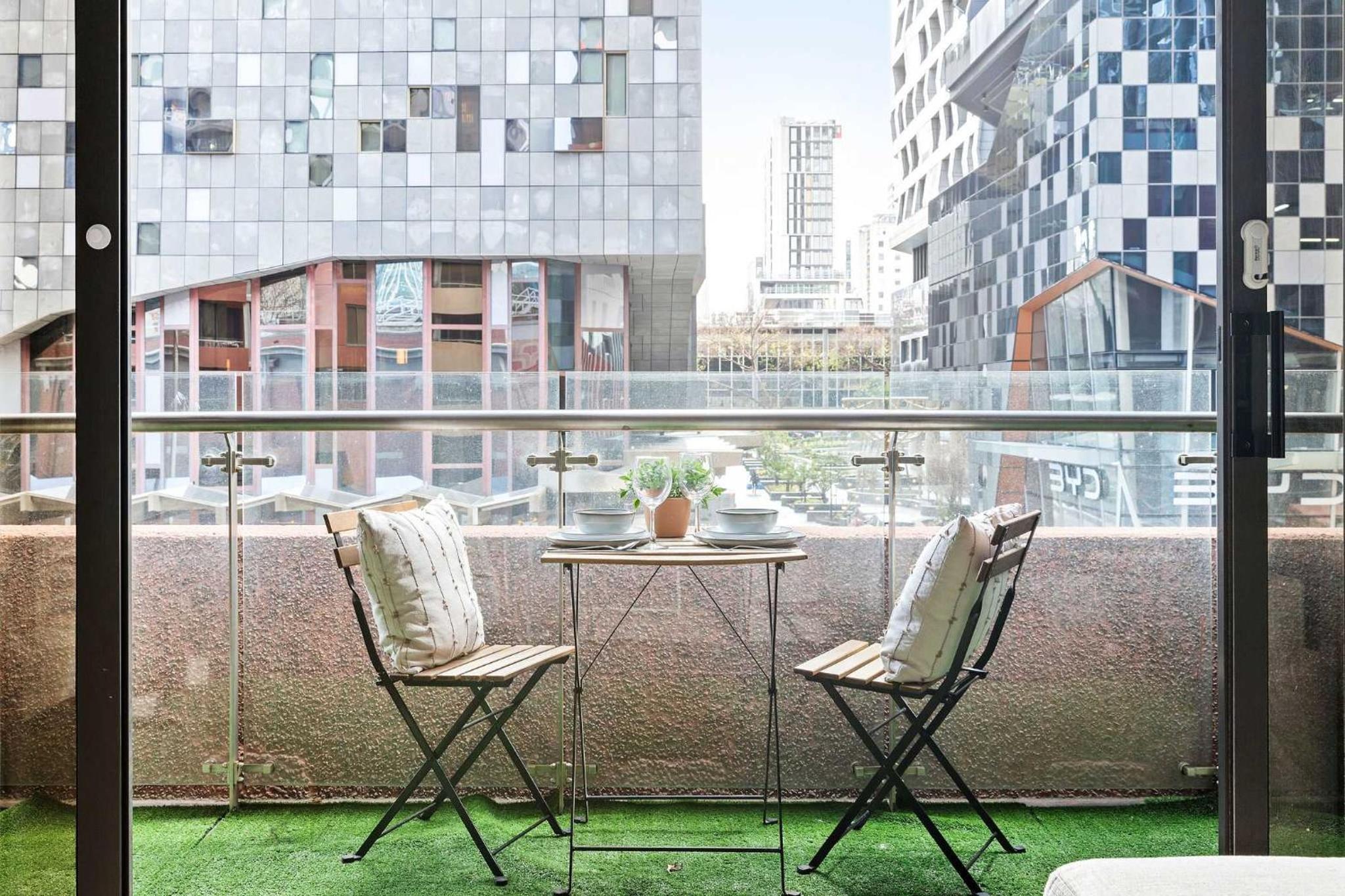 A Plush 2BR Apt Next to Southern Cross Station