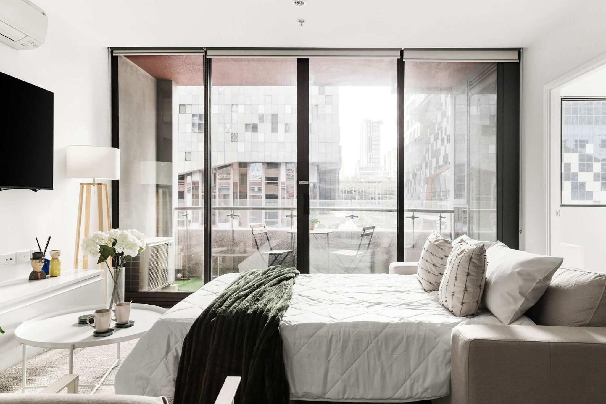 A Plush 2BR Apt Next to Southern Cross Station