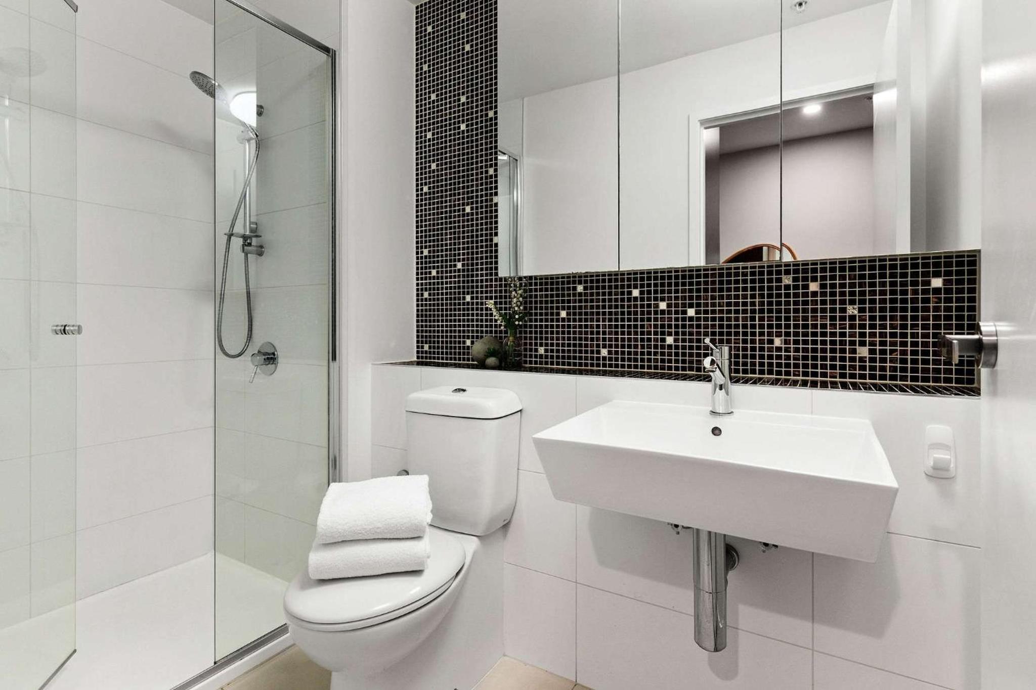A Plush 2BR Apt Next to Southern Cross Station