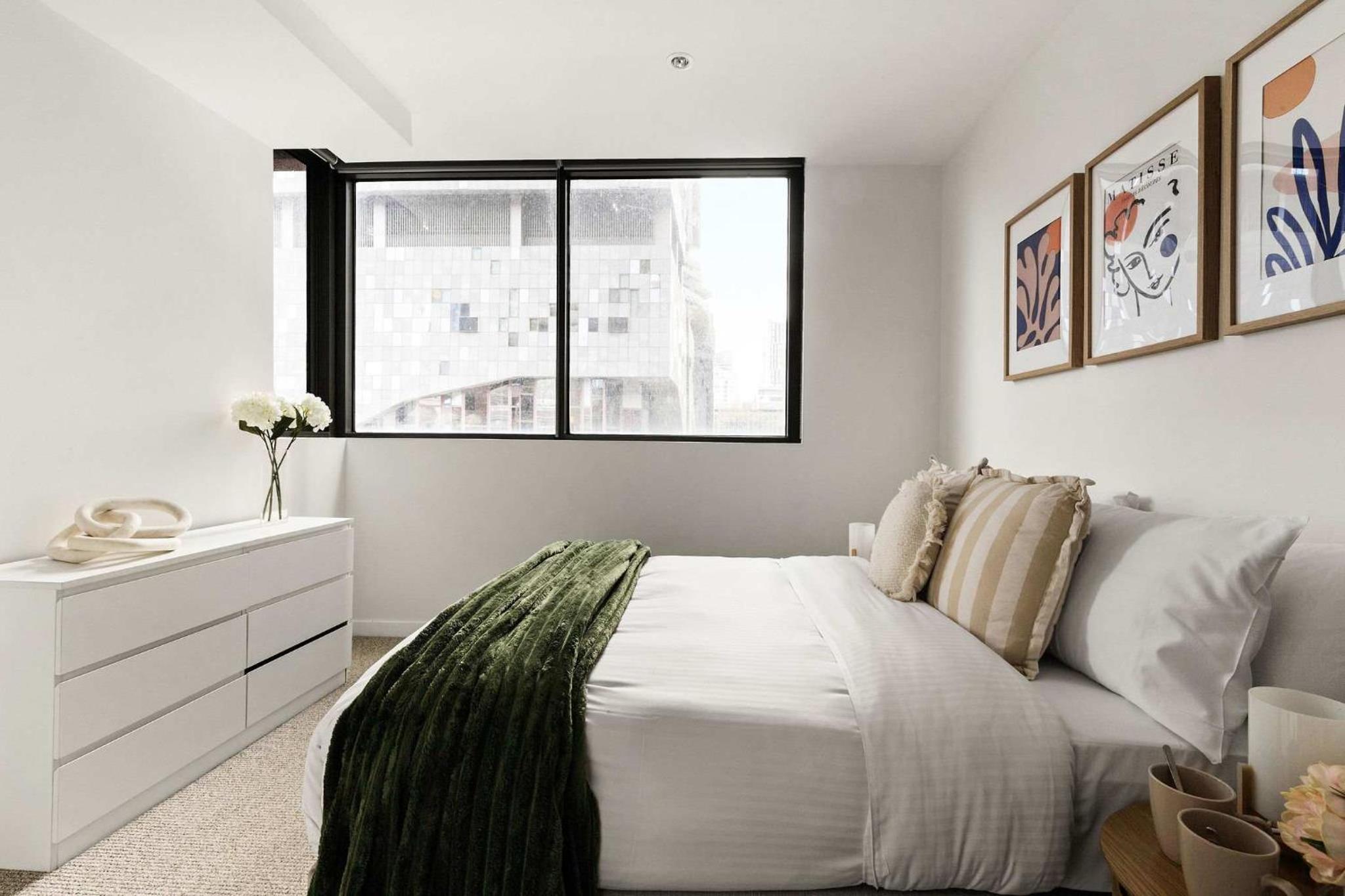 A Plush 2BR Apt Next to Southern Cross Station