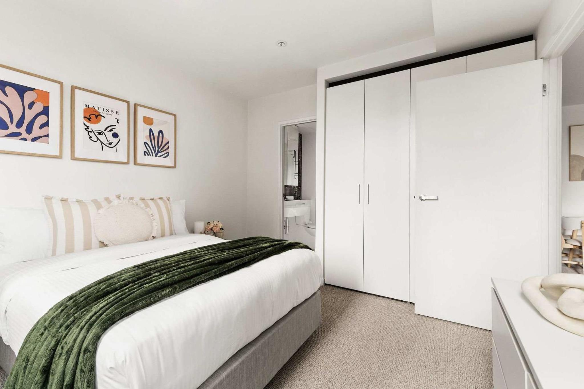 A Plush 2BR Apt Next to Southern Cross Station