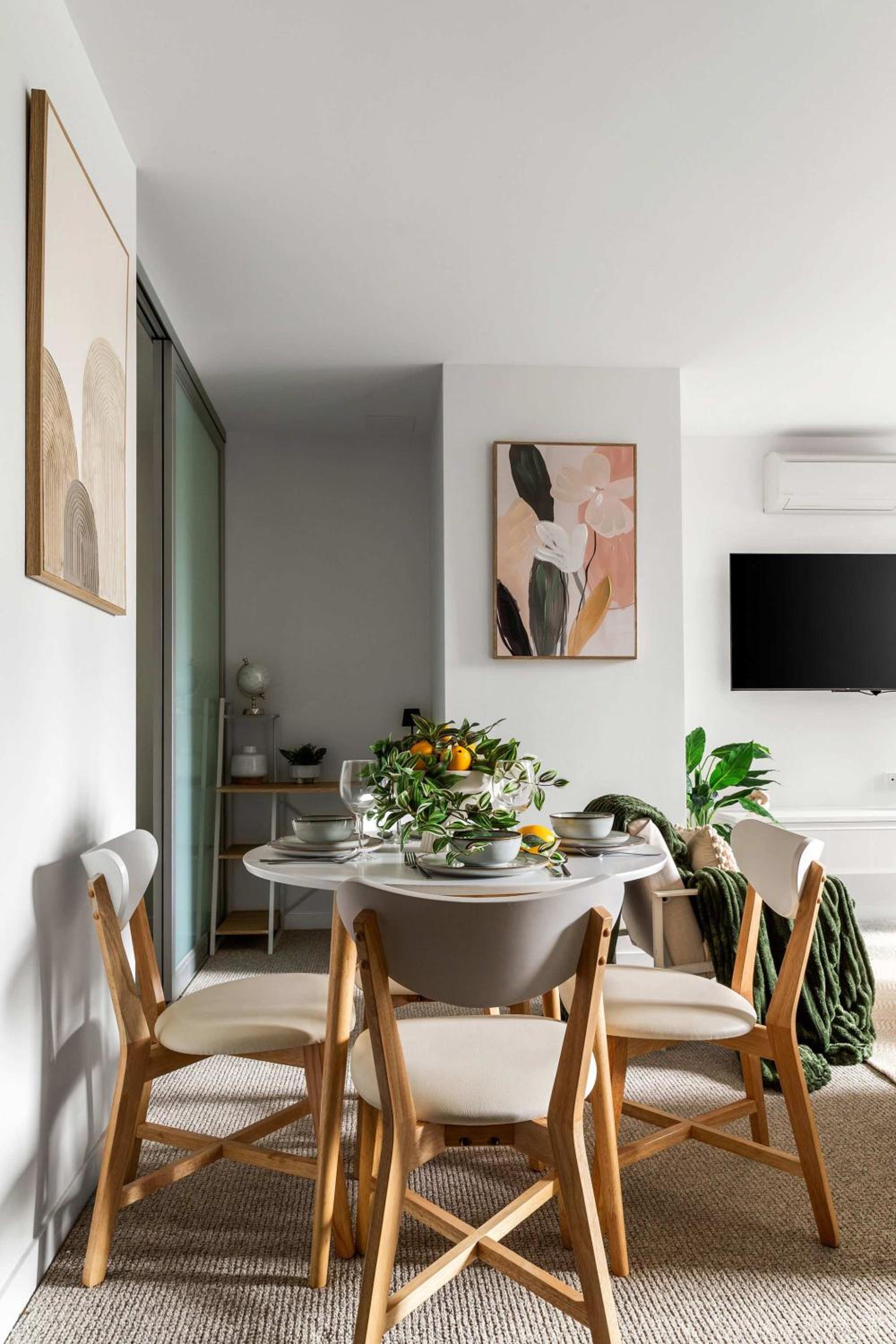 A Plush 2BR Apt Next to Southern Cross Station