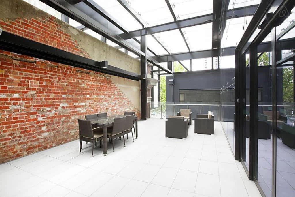 A Plush 2BR Apt Next to Southern Cross Station