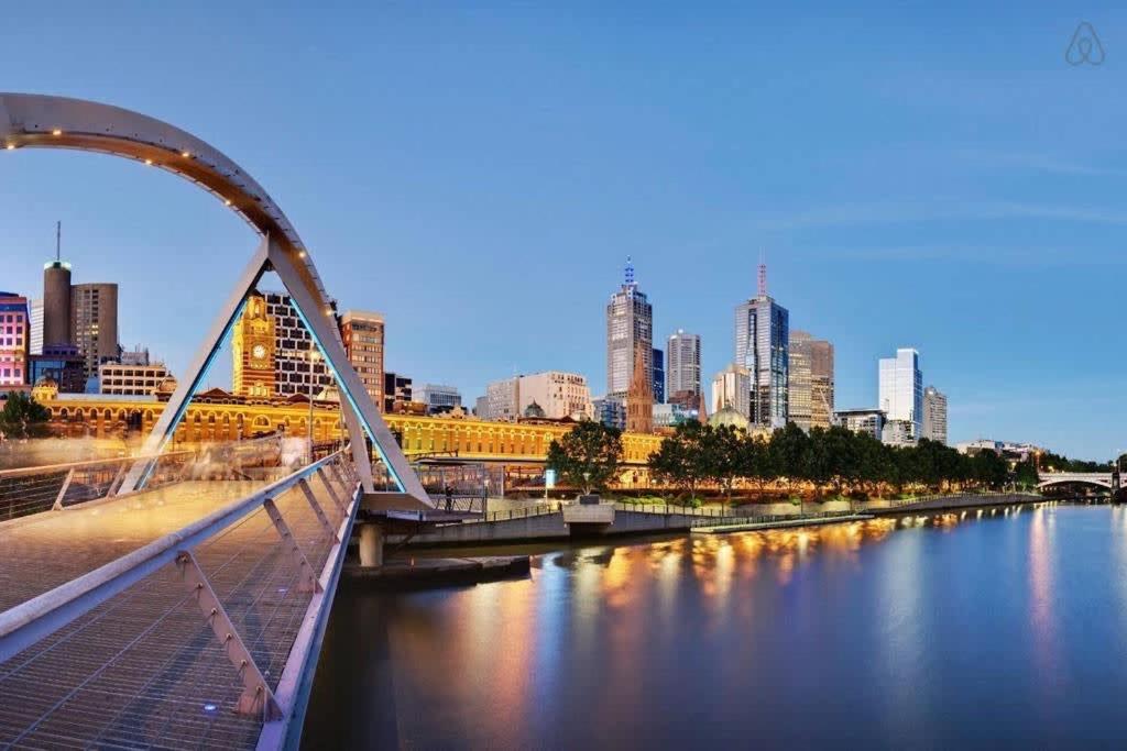 A Plush 2BR Apt Next to Southern Cross Station