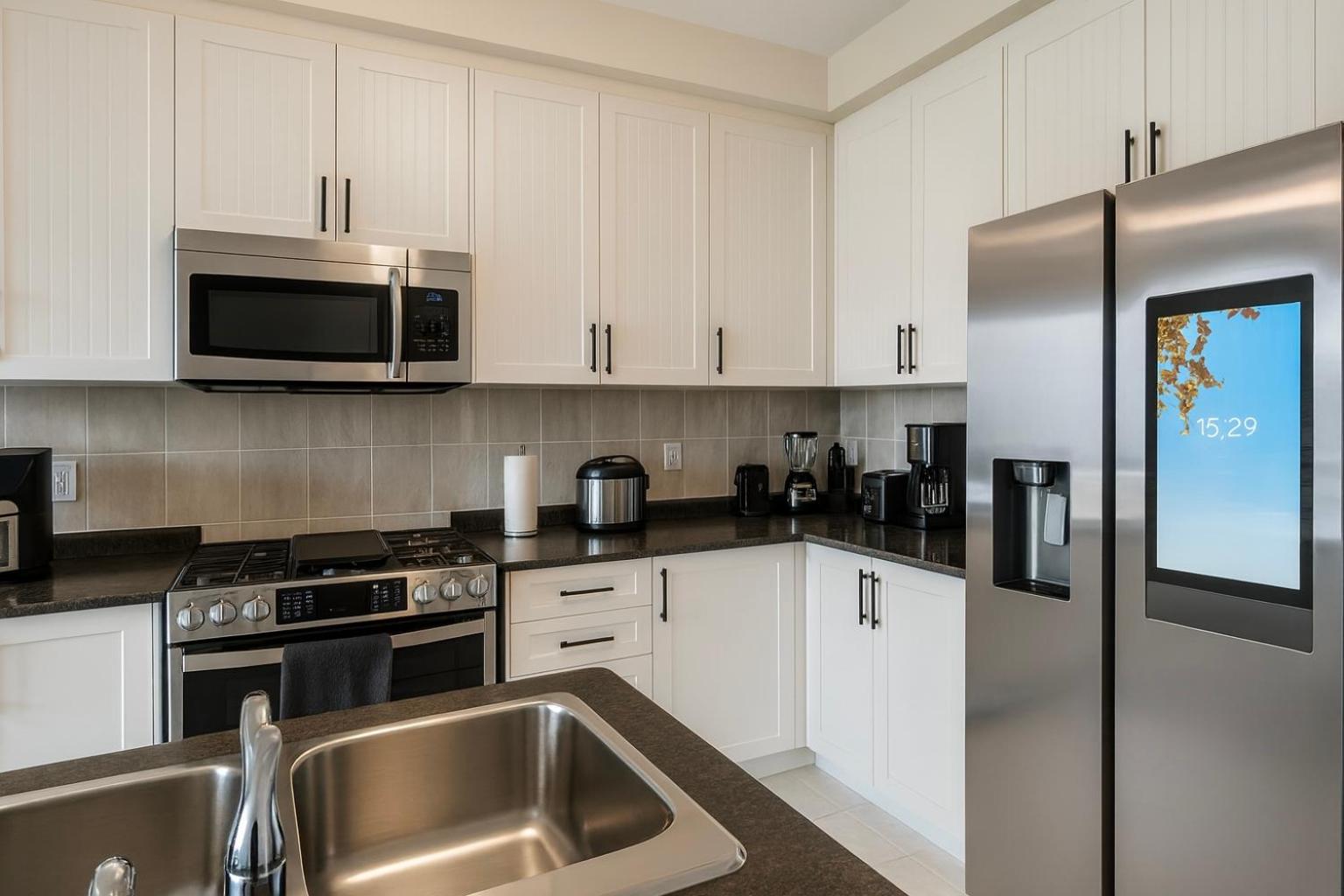 2024 Built Elegant 3BR Kleinburg Vaughan Townhouse with Free Parking, WiFi, Full Kitchen, Laundry, Near Canada's Wonderland! Perfect for Family Travel, Gro