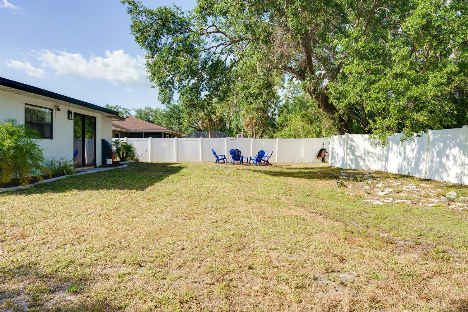 Lounge Area Office Fenced Yard Near It All