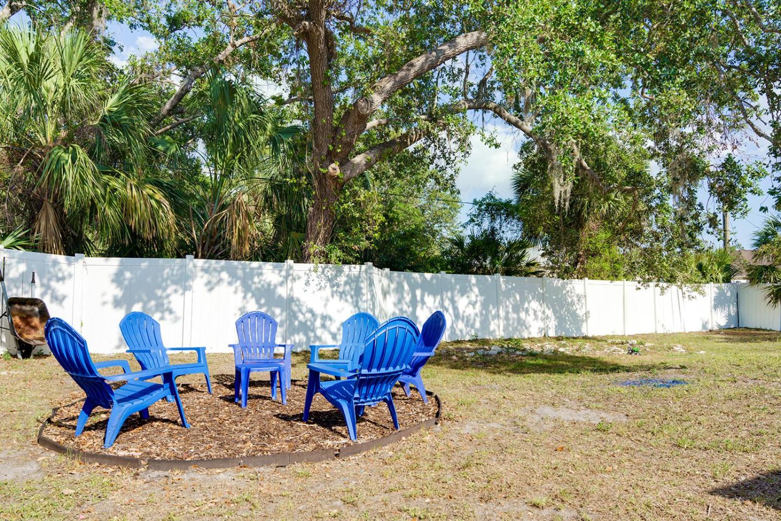 Lounge Area Office Fenced Yard Near It All