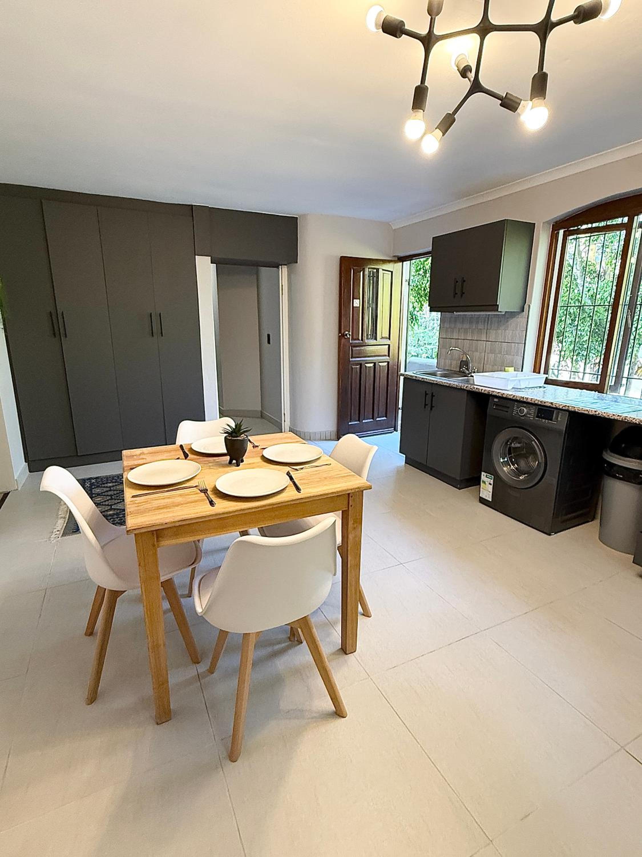 Spacious George self catering apartment for families, golfers, business travellers and couples 1 queen bed 2 sleeper couches
