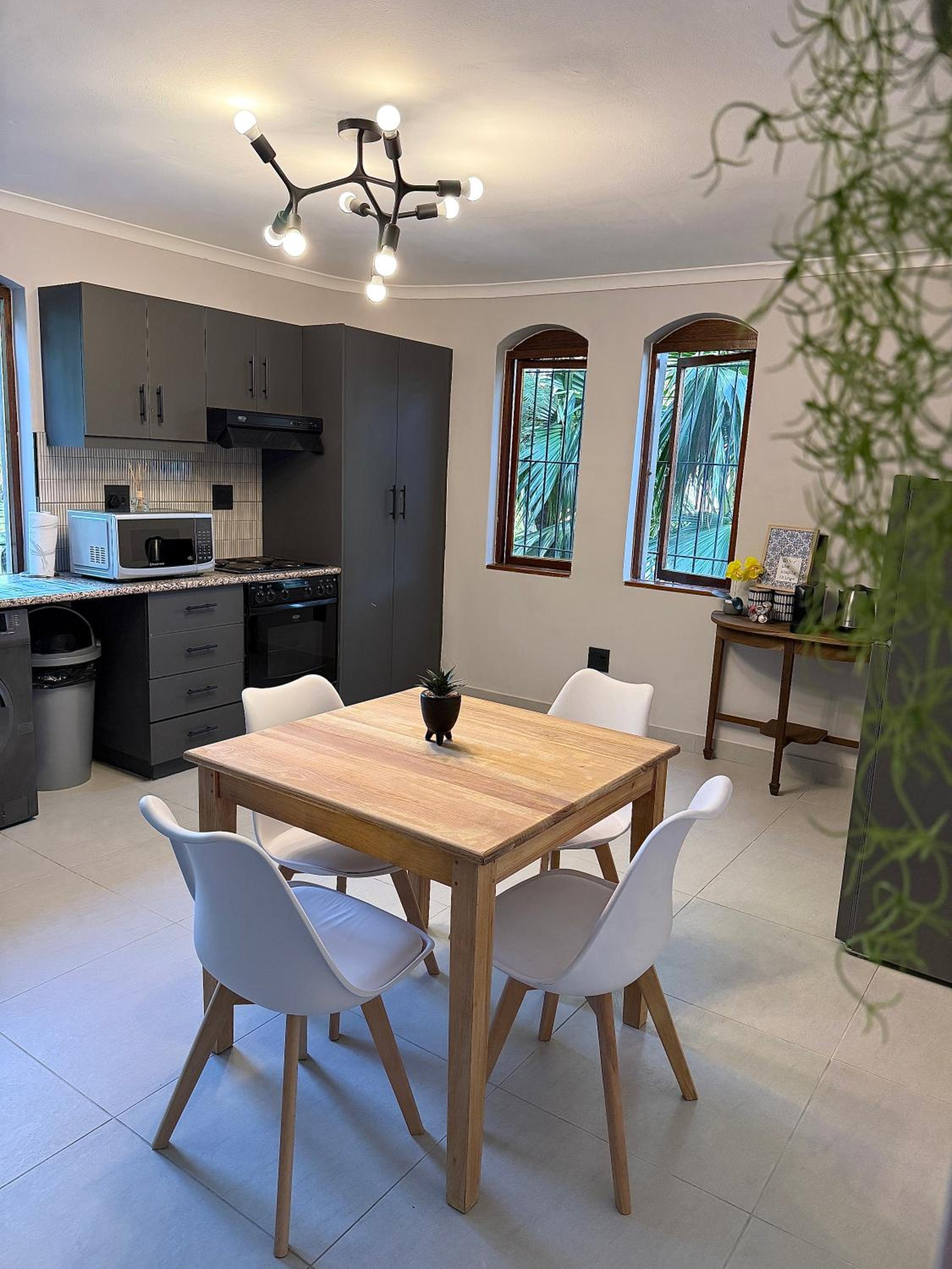Spacious George self catering apartment for families, golfers, business travellers and couples 1 queen bed 2 sleeper couches