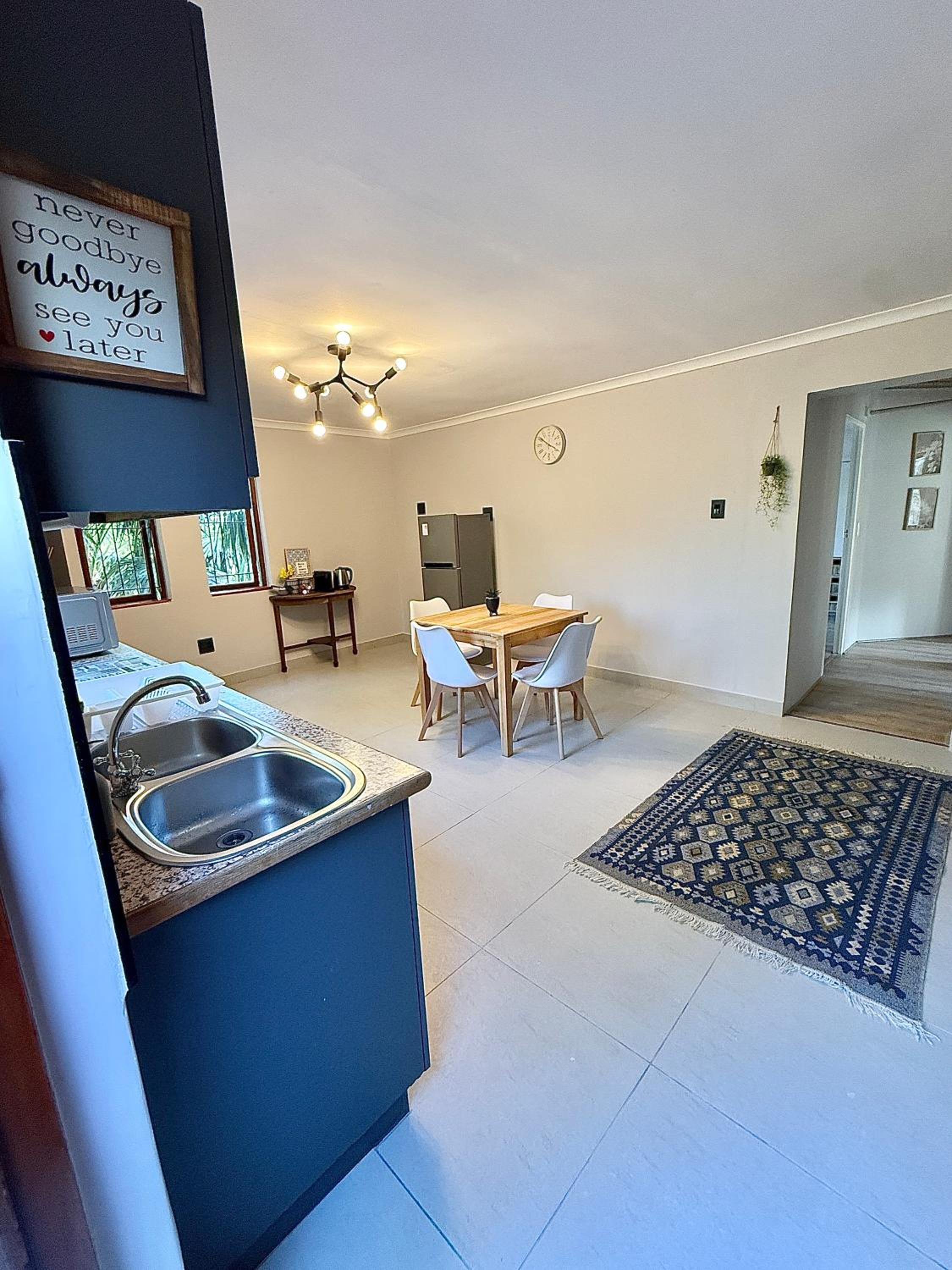 Spacious George self catering apartment for families, golfers, business travellers and couples 1 queen bed 2 sleeper couches