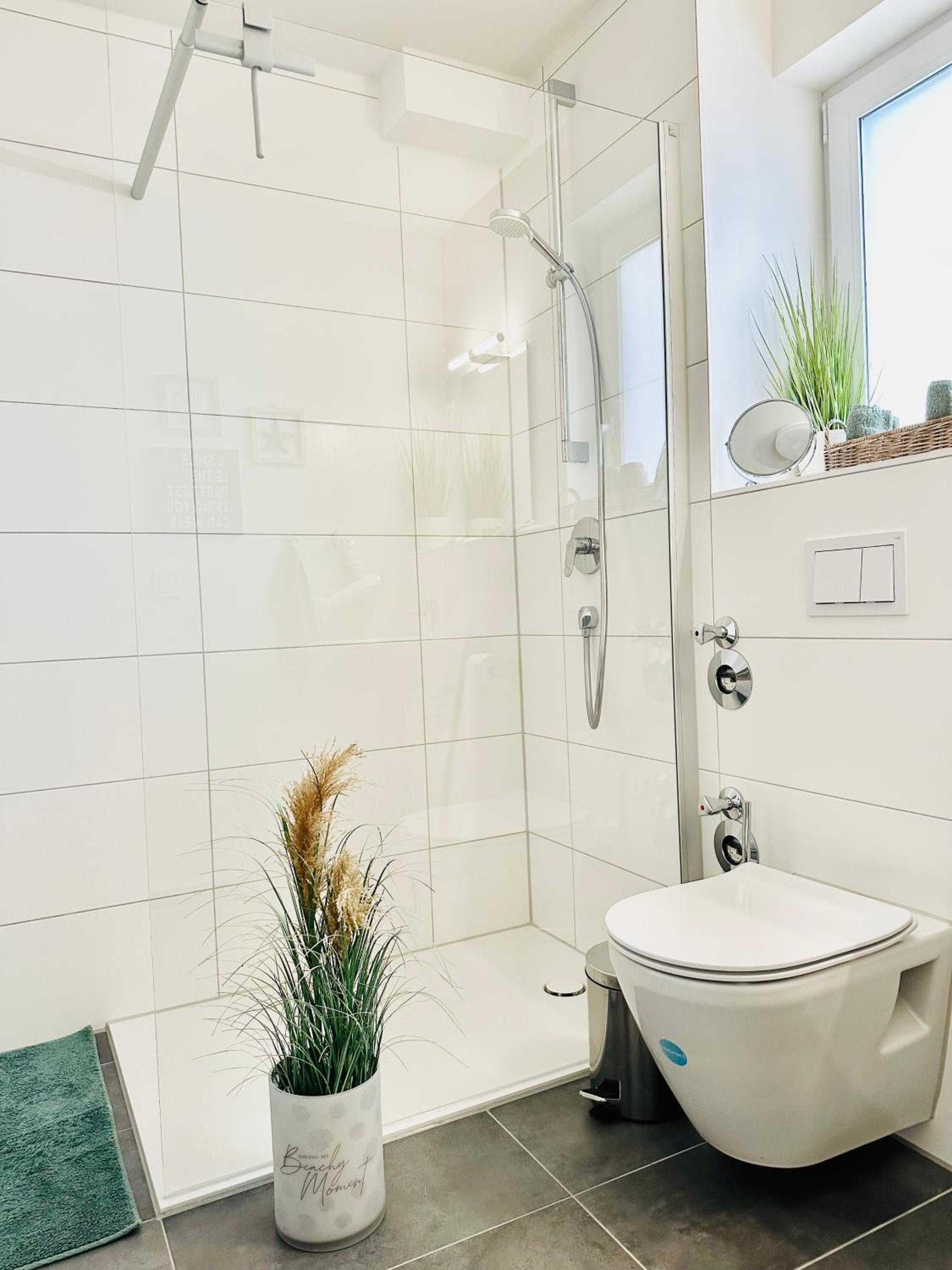 Surfbude, Olpenitz - moderne Ferienwohnung in direkter Strandnähe mit eigenem Eingang, Sauna, Kaminofen, Balkonterrasse und Parkplatz