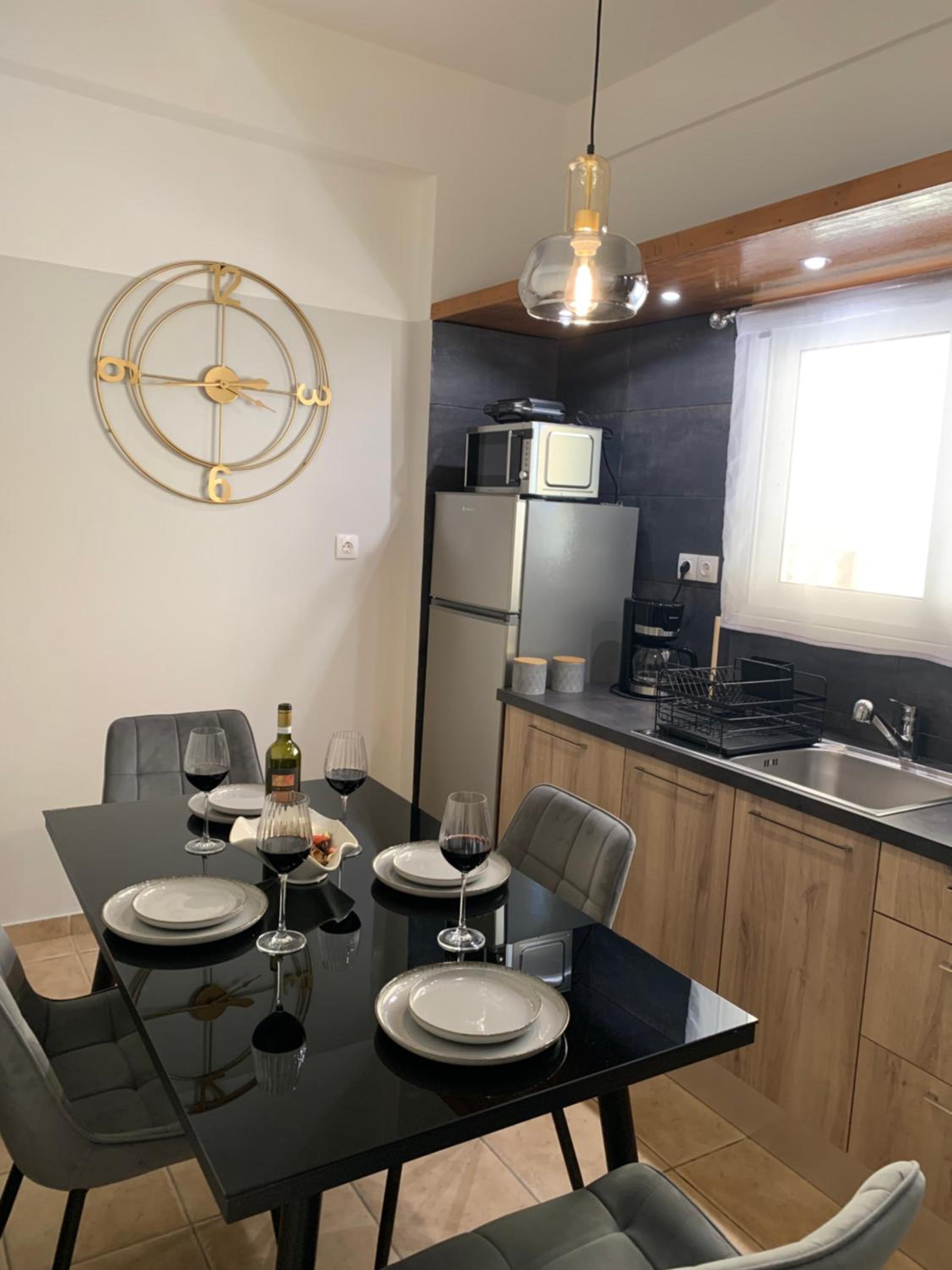 Sea View Apartments, 60m to Beach, Balcony, Parking