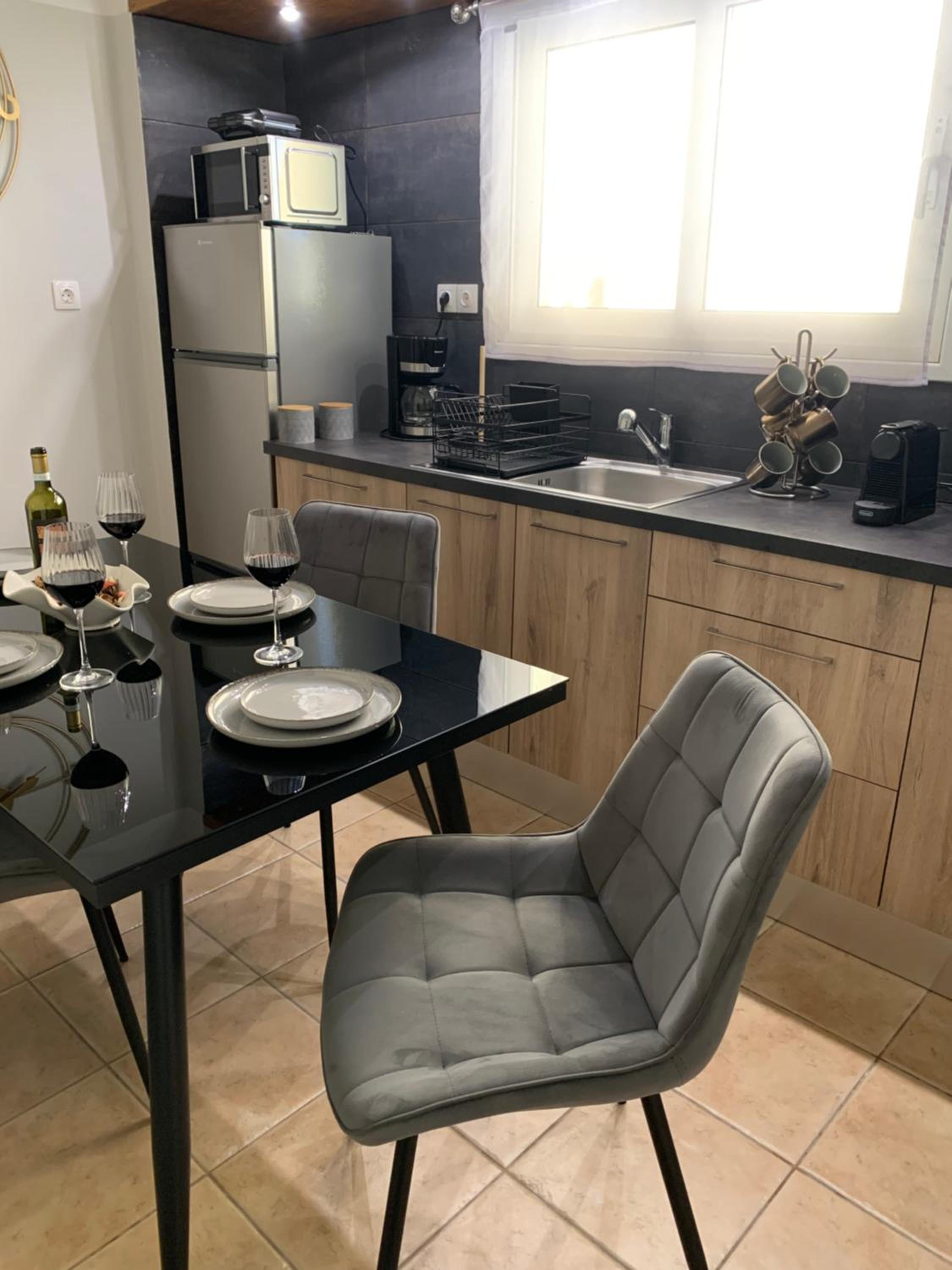Sea View Apartments, 60m to Beach, Balcony, Parking